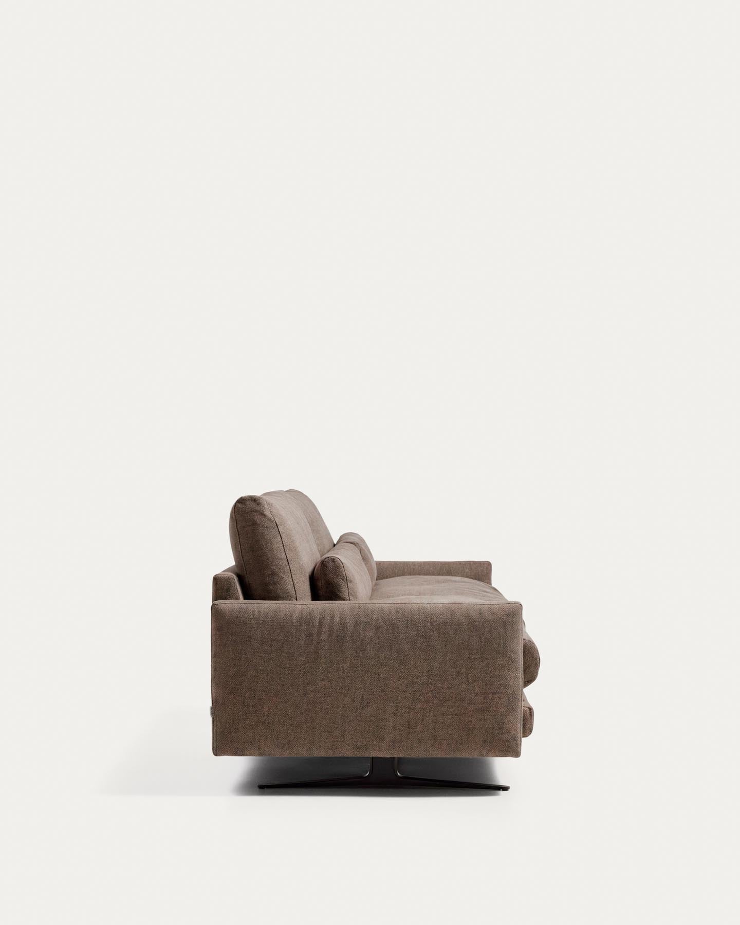 3-Sitzer-Sofa Veliro, schwer entflammbar, in Toastbraun mit Stahlbeinen mit schwarzem Finish, 240 cm, FSC Mix Credit in Braun präsentiert im Onlineshop von KAQTU Design AG. 3er Sofa ist von Kave Home