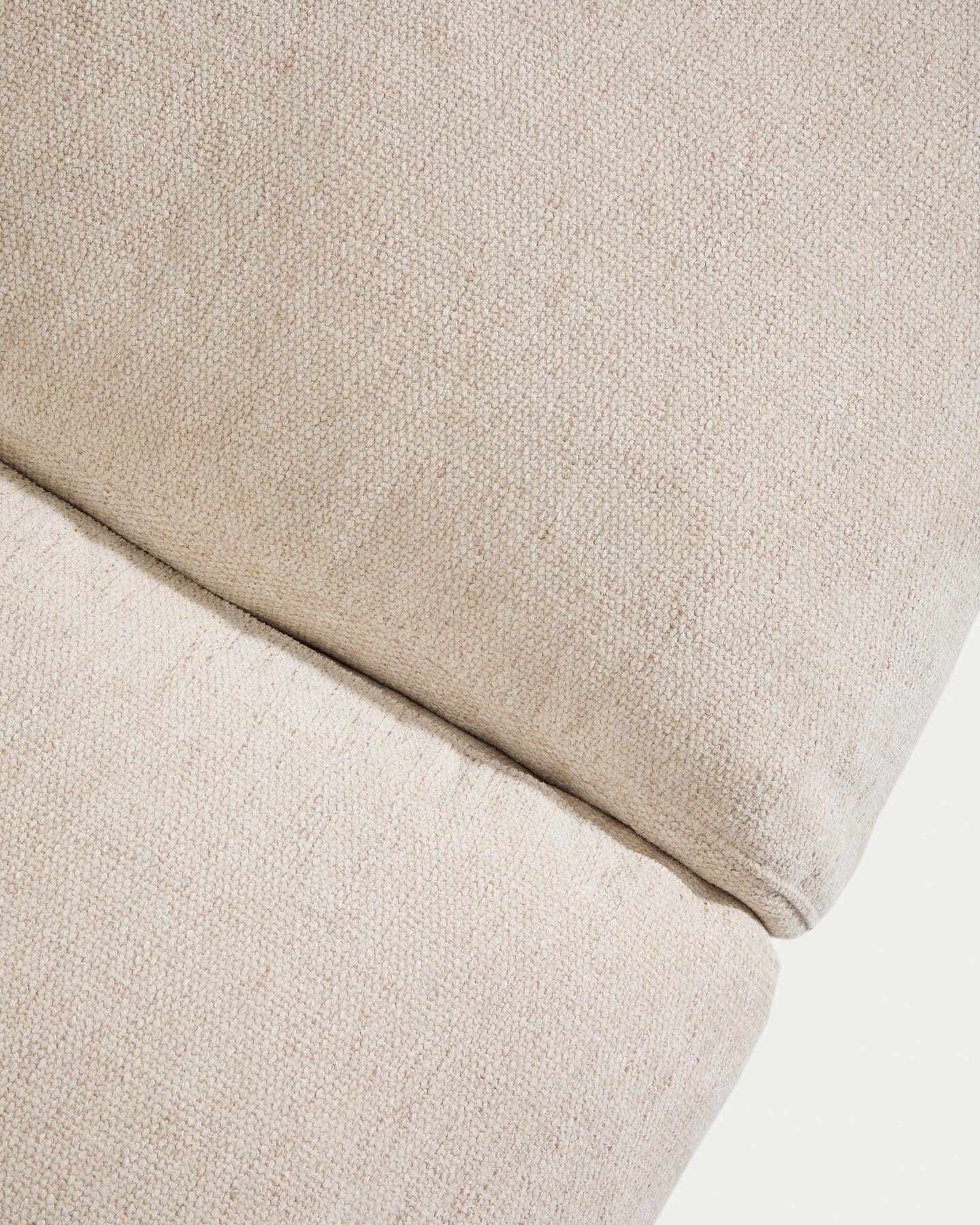 3-Sitzer-Sofa Veliro aus beiger Chenille mit schwarzen Stahlbeinen, 240 cm, FSC Mix Credit in Beige präsentiert im Onlineshop von KAQTU Design AG. 3er Sofa ist von Kave Home