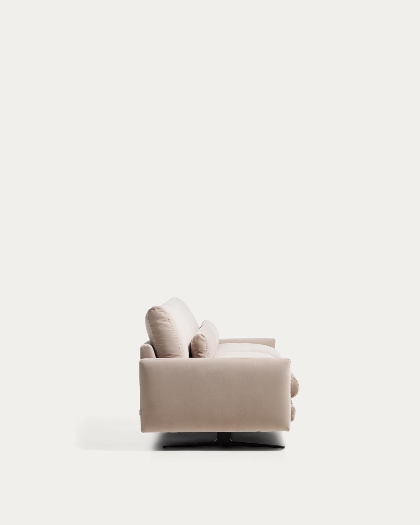 3-Sitzer-Sofa Veliro, schwer entflammbar, mit perlweissem Samt und Stahlbeinen mit schwarzem Finish, 240 cm, FSC Mix Credit in Perle präsentiert im Onlineshop von KAQTU Design AG. 3er Sofa ist von Kave Home