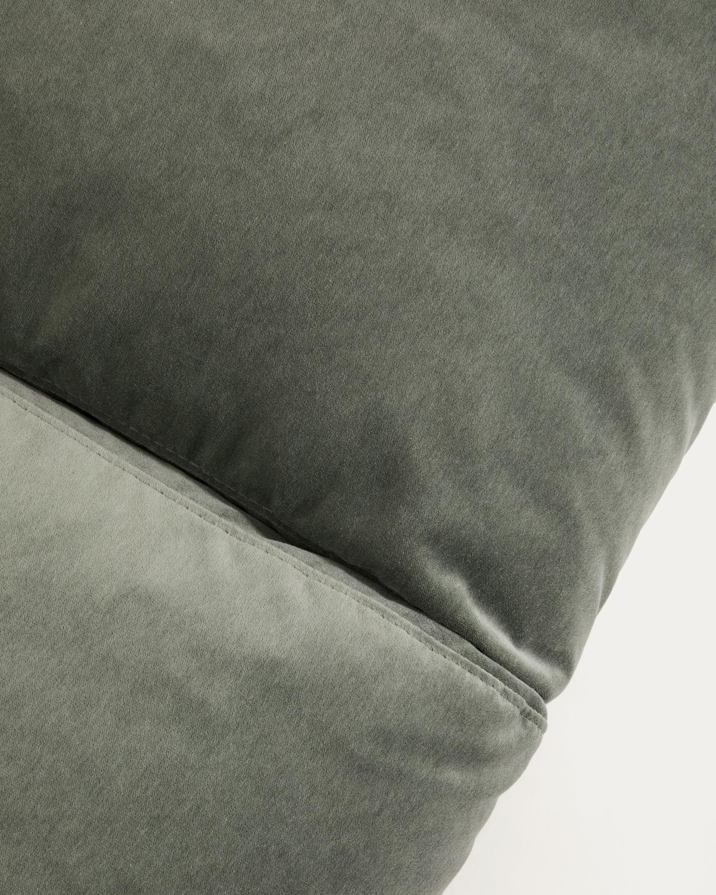 3-Sitzer-Sofa Veliro aus grünem Samt mit Stahlbeinen in schwarzer Ausführung, 240 cm, FSC Mix Credit in Grün präsentiert im Onlineshop von KAQTU Design AG. 3er Sofa ist von Kave Home