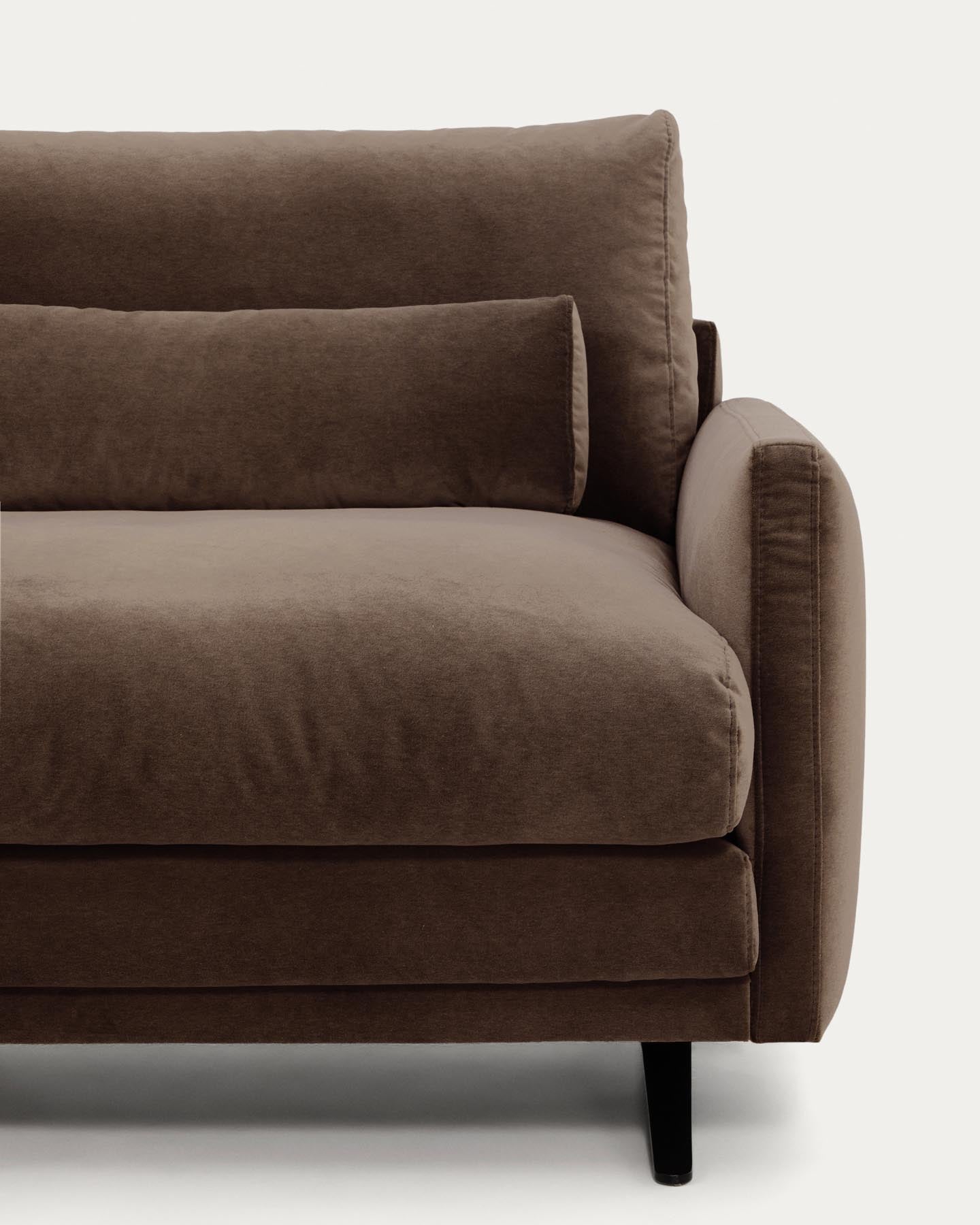 3-Sitzer-Sofa Veliro aus schokoladenbraunem Samt mit Stahlbeinen in schwarzer Ausführung, 240 cm FSC Mix Credit in Dunkelbraun präsentiert im Onlineshop von KAQTU Design AG. 3er Sofa ist von Kave Home