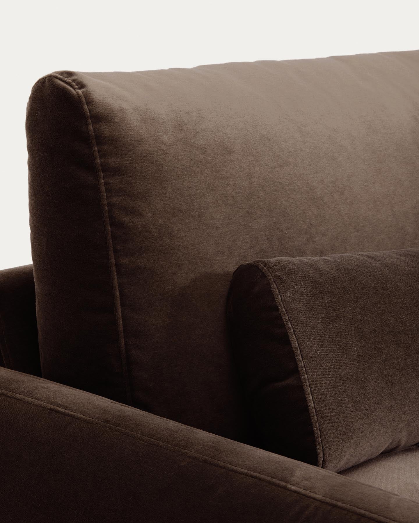 3-Sitzer-Sofa Veliro aus schokoladenbraunem Samt mit Stahlbeinen in schwarzer Ausführung, 240 cm FSC Mix Credit in Dunkelbraun präsentiert im Onlineshop von KAQTU Design AG. 3er Sofa ist von Kave Home