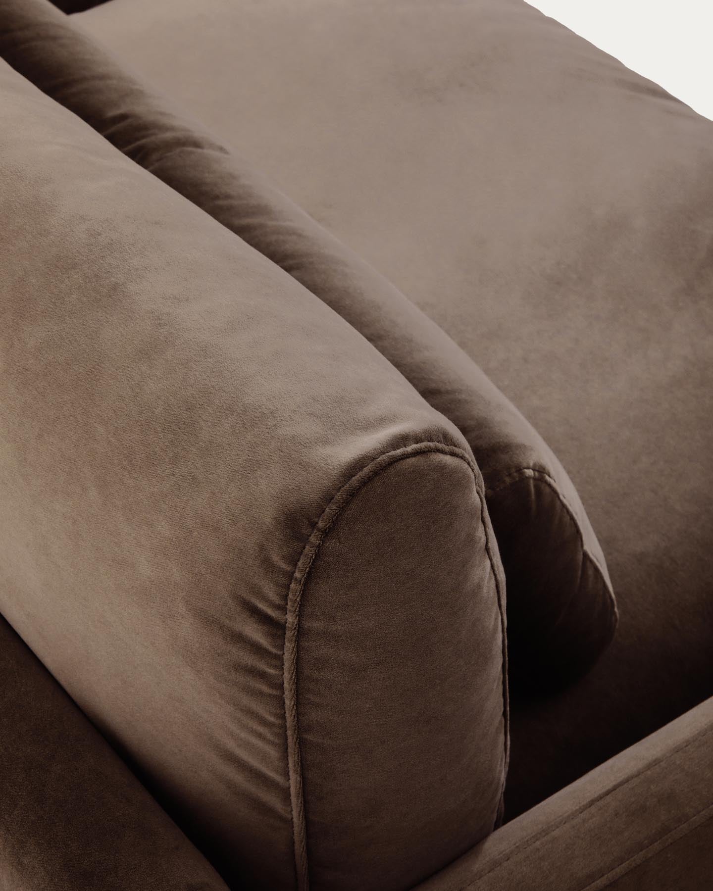 3-Sitzer-Sofa Veliro aus schokoladenbraunem Samt mit Stahlbeinen in schwarzer Ausführung, 240 cm FSC Mix Credit in Dunkelbraun präsentiert im Onlineshop von KAQTU Design AG. 3er Sofa ist von Kave Home