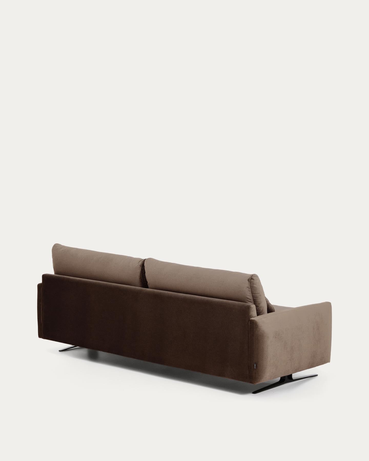 3-Sitzer-Sofa Veliro aus schokoladenbraunem Samt mit Stahlbeinen in schwarzer Ausführung, 240 cm FSC Mix Credit in Dunkelbraun präsentiert im Onlineshop von KAQTU Design AG. 3er Sofa ist von Kave Home