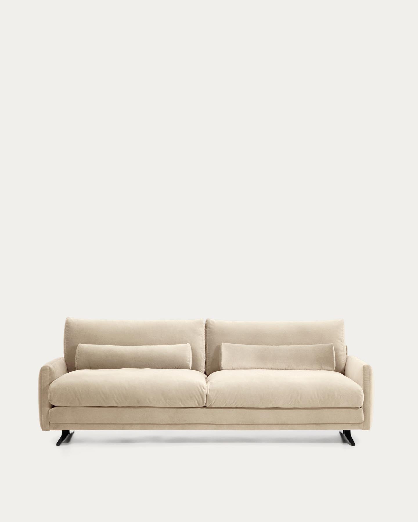3-Sitzer-Sofa Veliro aus perlfarbenem Samt mit Stahlbeinen in schwarzer Ausführung, 240 cm FSC Mix Credit in Perle präsentiert im Onlineshop von KAQTU Design AG. 3er Sofa ist von Kave Home