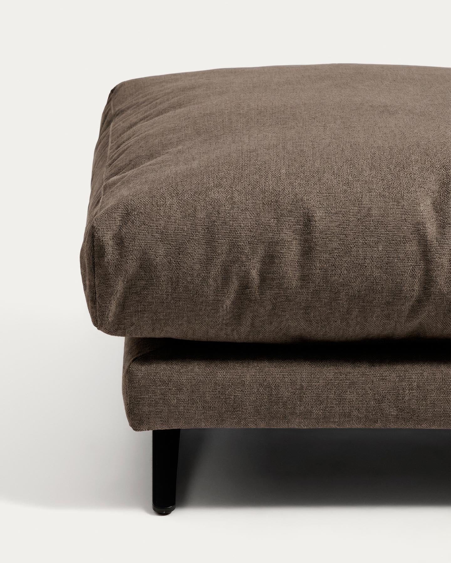 Fussablage Veliro, schwer entflammbar, in Toastbraun mit Stahlbeinen mit schwarzem Finish, 85 x 90 cm, FSC Mix Credit in Braun präsentiert im Onlineshop von KAQTU Design AG. Pouf ist von Kave Home