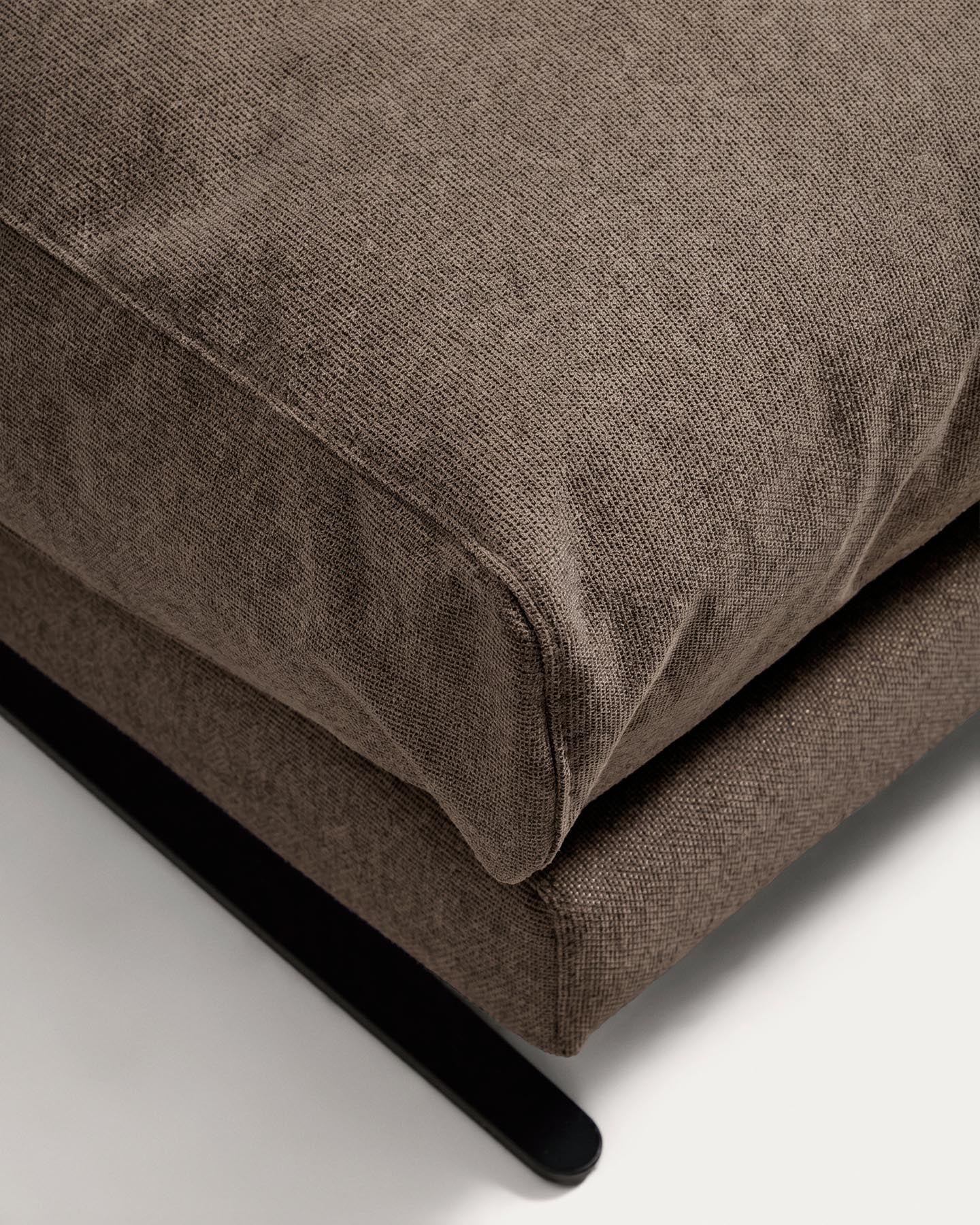 Fussablage Veliro, schwer entflammbar, in Toastbraun mit Stahlbeinen mit schwarzem Finish, 85 x 90 cm, FSC Mix Credit in Braun präsentiert im Onlineshop von KAQTU Design AG. Pouf ist von Kave Home