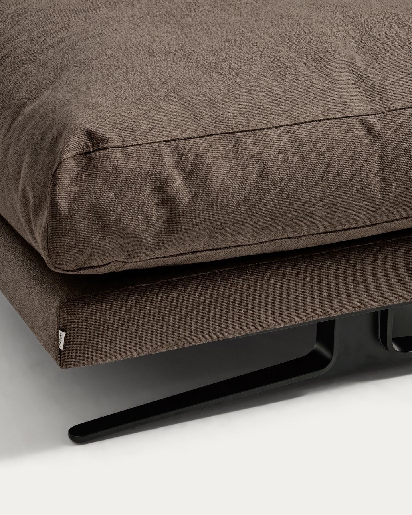 Fussablage Veliro, schwer entflammbar, in Toastbraun mit Stahlbeinen mit schwarzem Finish, 85 x 90 cm, FSC Mix Credit in Braun präsentiert im Onlineshop von KAQTU Design AG. Pouf ist von Kave Home