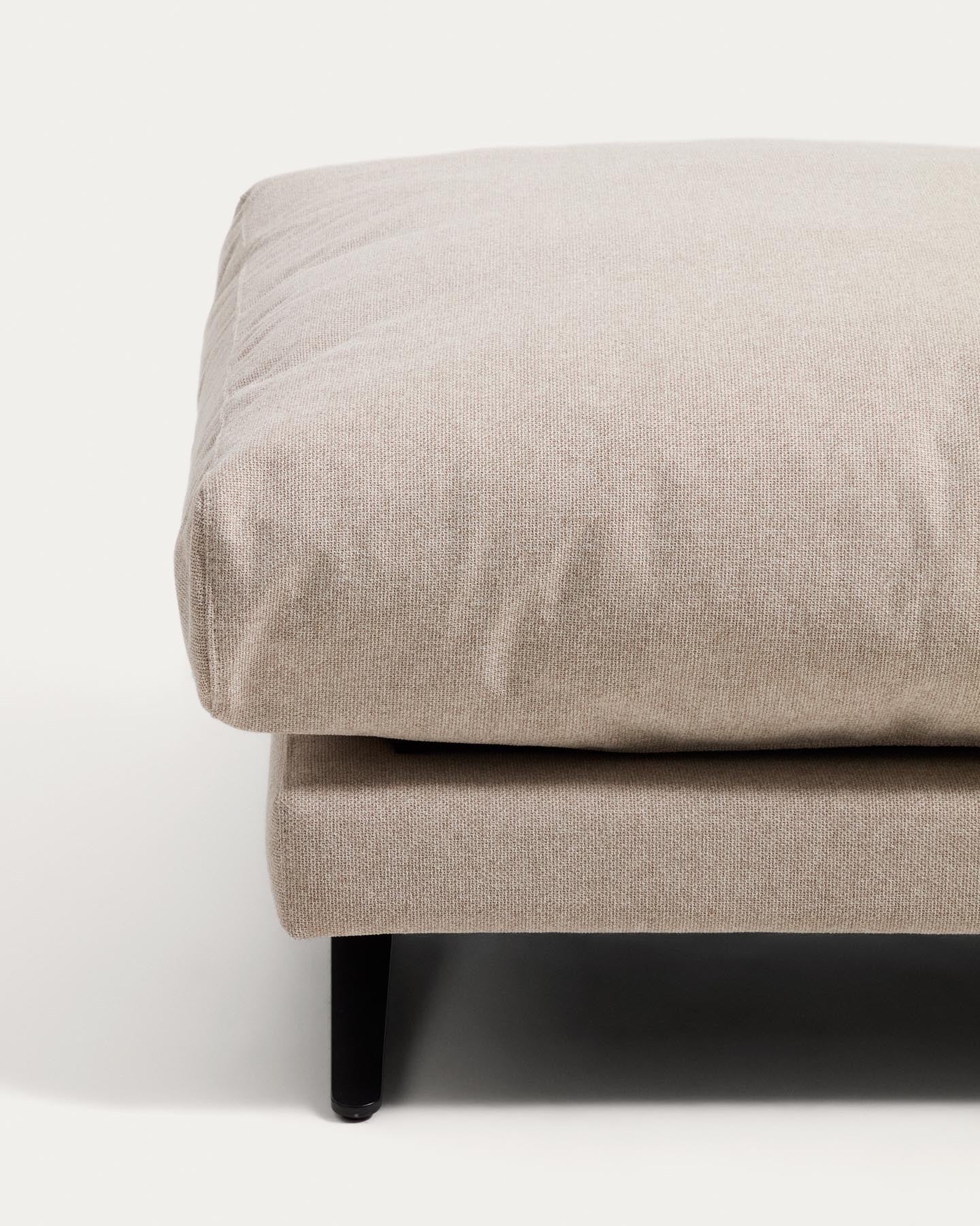 Fussablage Veliro, schwer entflammbar, in Beige mit Stahlbeinen mit schwarzem Finish, 85 x 90 cm, FSC Mix Credit in Beige präsentiert im Onlineshop von KAQTU Design AG. Pouf ist von Kave Home
