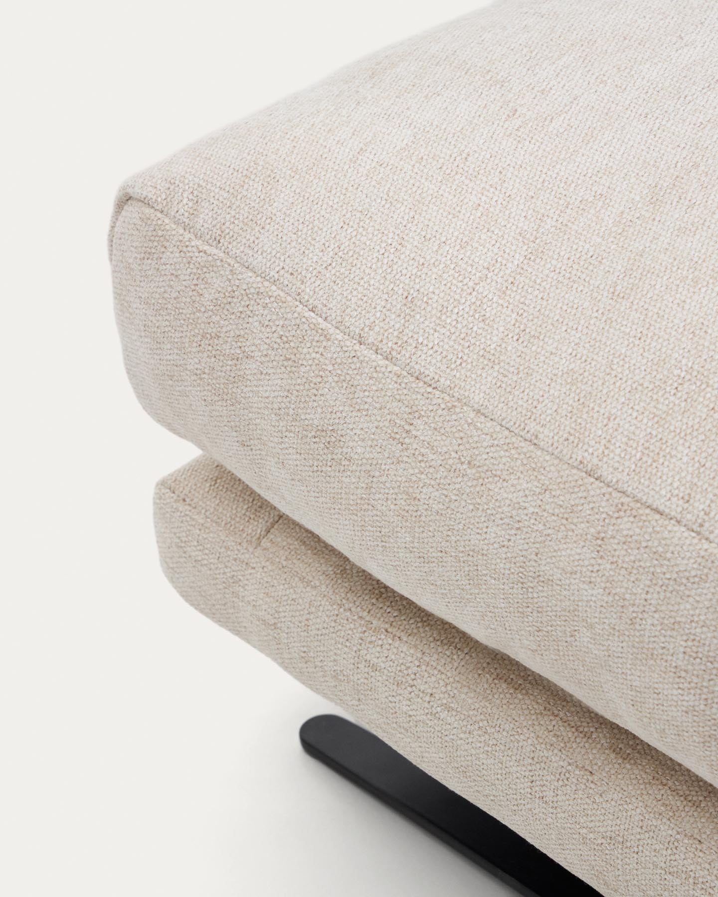 Fußablage Veliro aus beiger Chenille mit schwarzen Stahlbeinen, 85 x 90 cm, FSC Mix Credit in Beige präsentiert im Onlineshop von KAQTU Design AG. Pouf ist von Kave Home