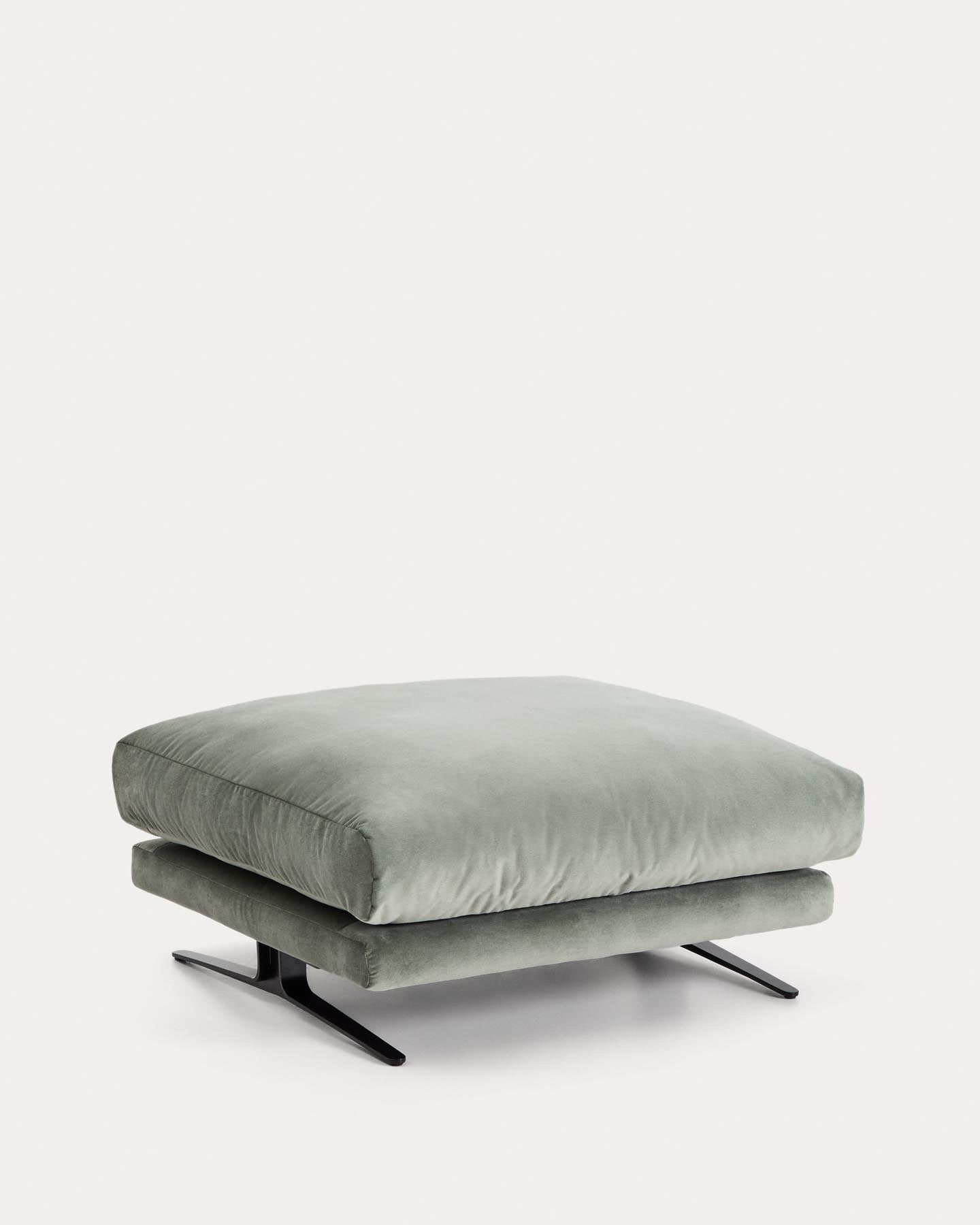 Fußablage Veliro mit grünem Samt und Stahlbeinen mit schwarzem Finish, 85 x 90 cm, FSC Mix Credit in Grün präsentiert im Onlineshop von KAQTU Design AG. Pouf ist von Kave Home