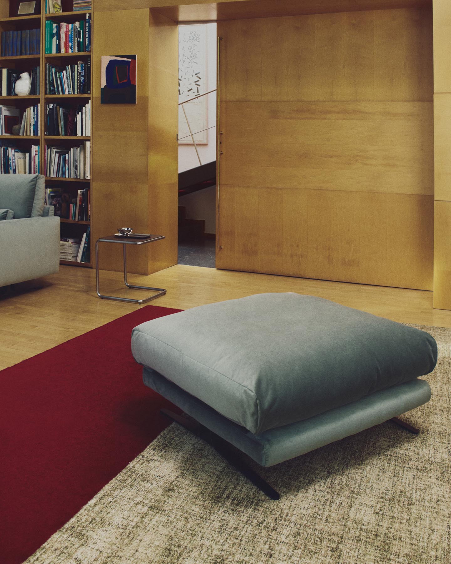 Fußablage Veliro mit grünem Samt und Stahlbeinen mit schwarzem Finish, 85 x 90 cm, FSC Mix Credit in Grün präsentiert im Onlineshop von KAQTU Design AG. Pouf ist von Kave Home