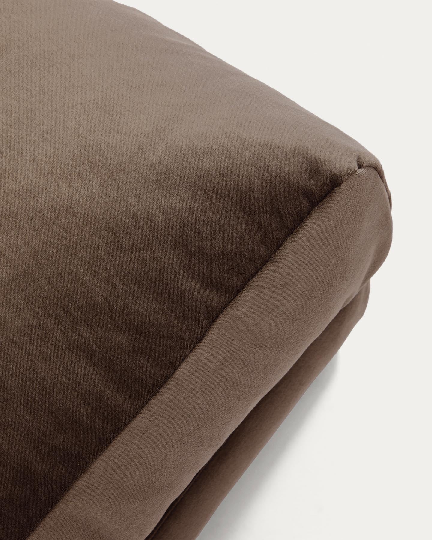 Fussablage Veliro mit schokoladenbraunem Samt und Stahlbeinen mit schwarzem Finish, 85 x 90 cm, FSC Mix Credit in Dunkelbraun präsentiert im Onlineshop von KAQTU Design AG. Pouf ist von Kave Home
