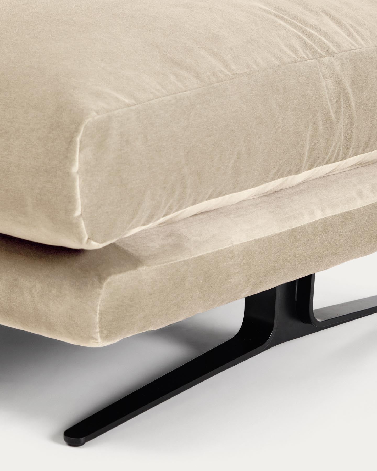 Fussablage Veliro mit perlfarbenem Samt und Stahlbeinen mit schwarzem Finish, 85 x 90 cm, FSC Mix Credit in Perle präsentiert im Onlineshop von KAQTU Design AG. Pouf ist von Kave Home