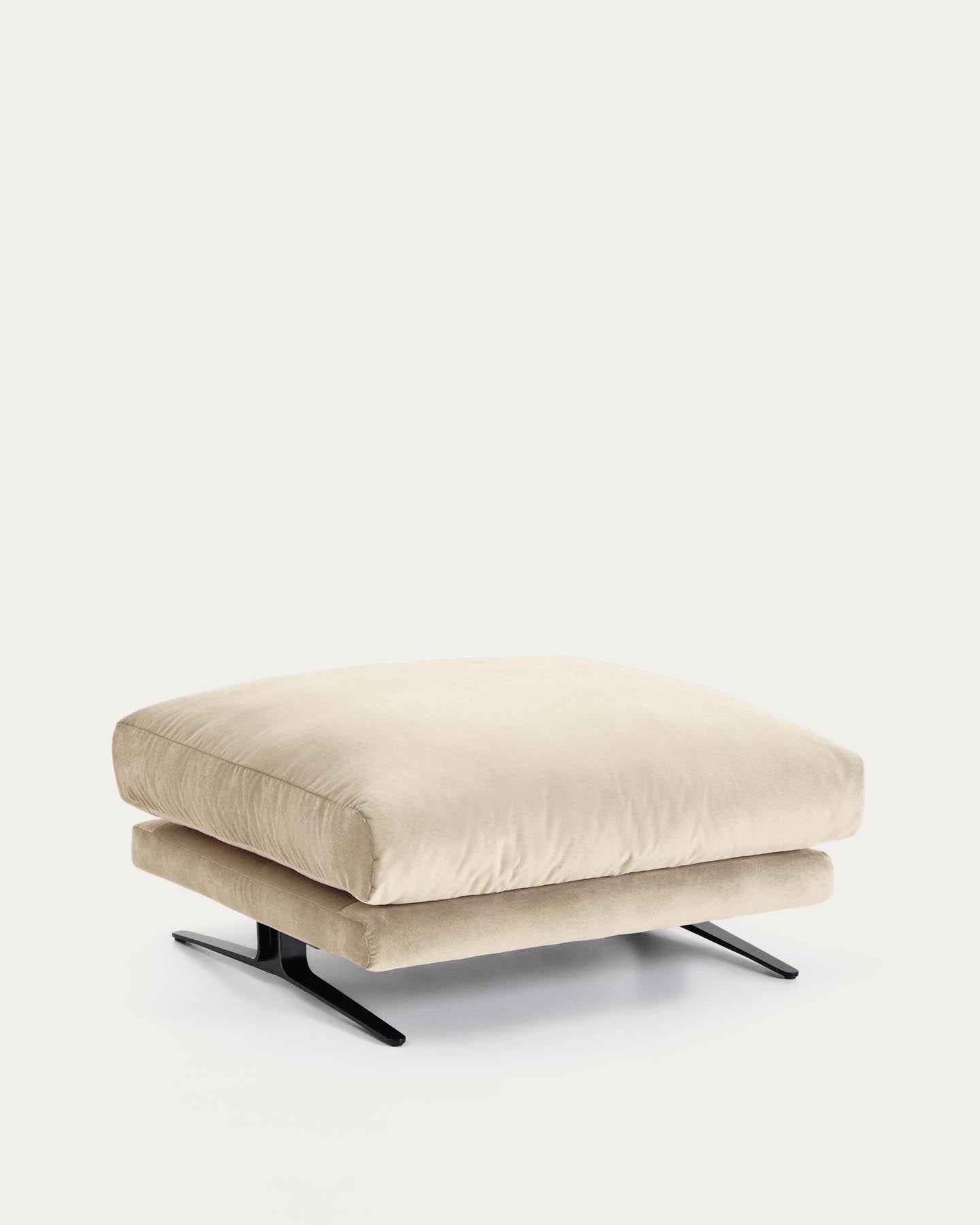 Fussablage Veliro mit perlfarbenem Samt und Stahlbeinen mit schwarzem Finish, 85 x 90 cm, FSC Mix Credit in Perle präsentiert im Onlineshop von KAQTU Design AG. Pouf ist von Kave Home