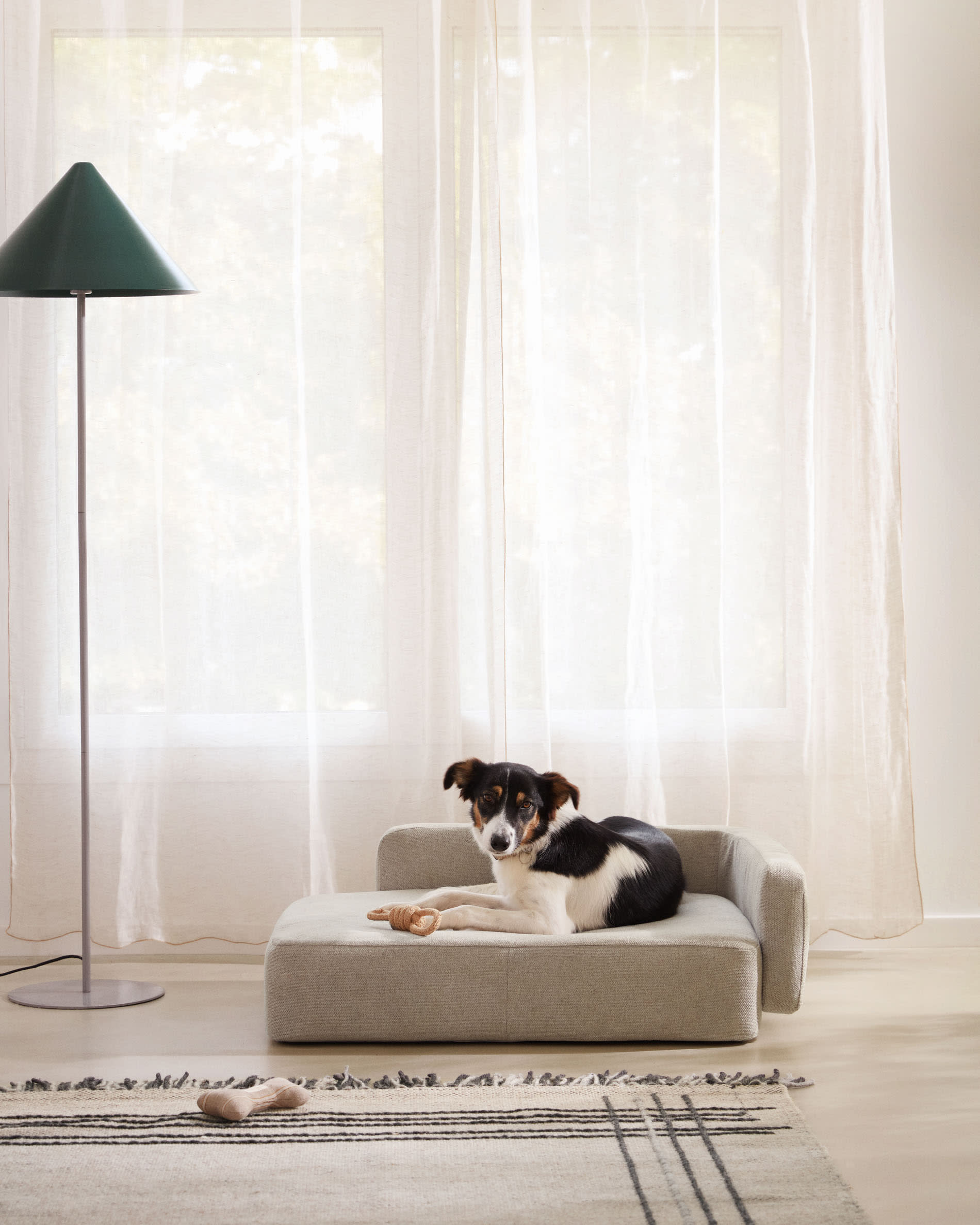Das Bowie Haustierbett in Beige (73 x 98 cm) von Kave Home vereint elegantes Design mit optimalem Komfort für große Hunde und mehrere kleine Haustiere.