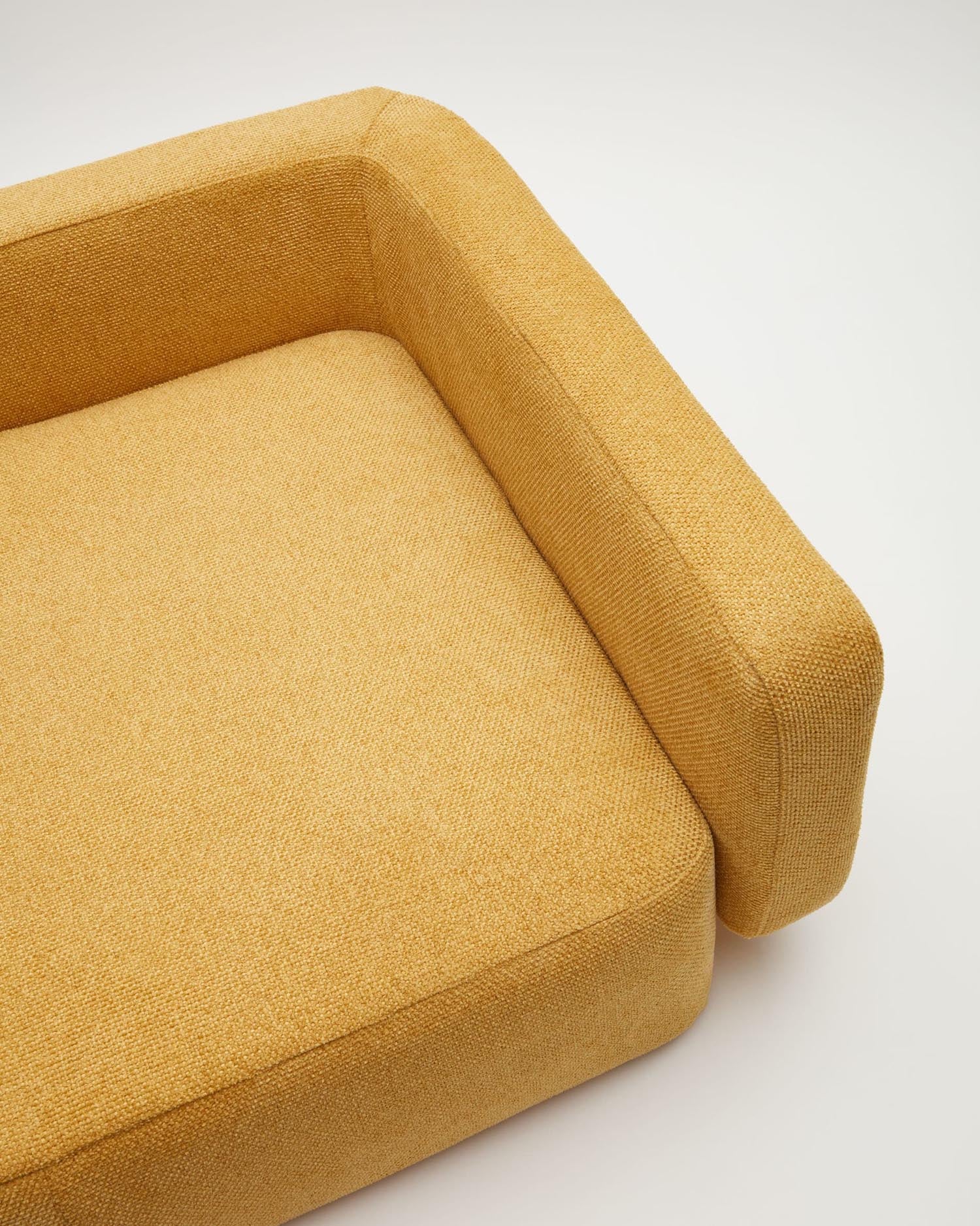 Das Bowie Haustierbett in senfgelb (73 x 98 cm) vereint Komfort und modernes Design, ideal für große Hunde und kleine Haustiere.