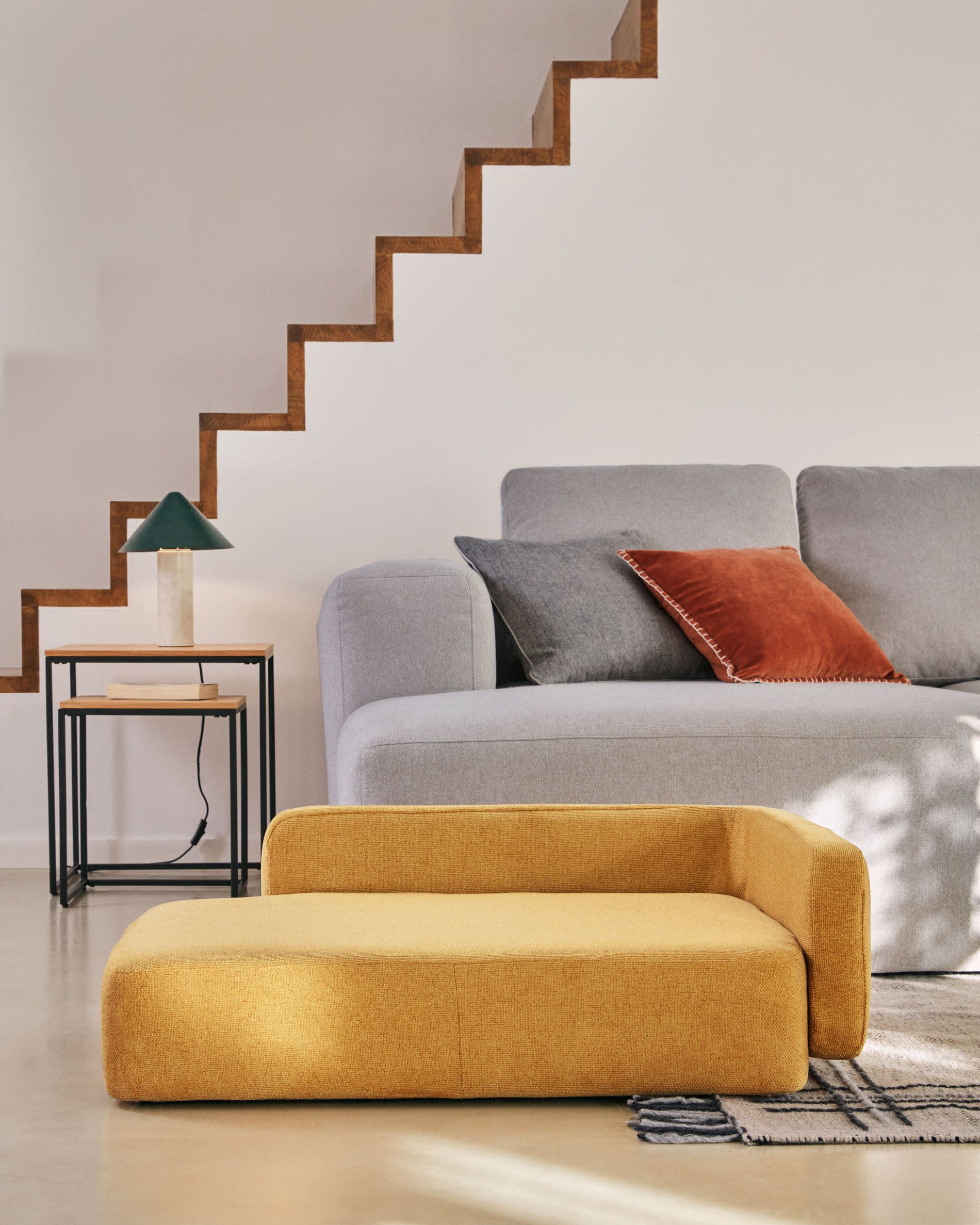 Das Bowie Haustierbett in senfgelb (73 x 98 cm) vereint elegantes Design mit höchstem Komfort für große Hunde. Ideal für entspannte Momente!