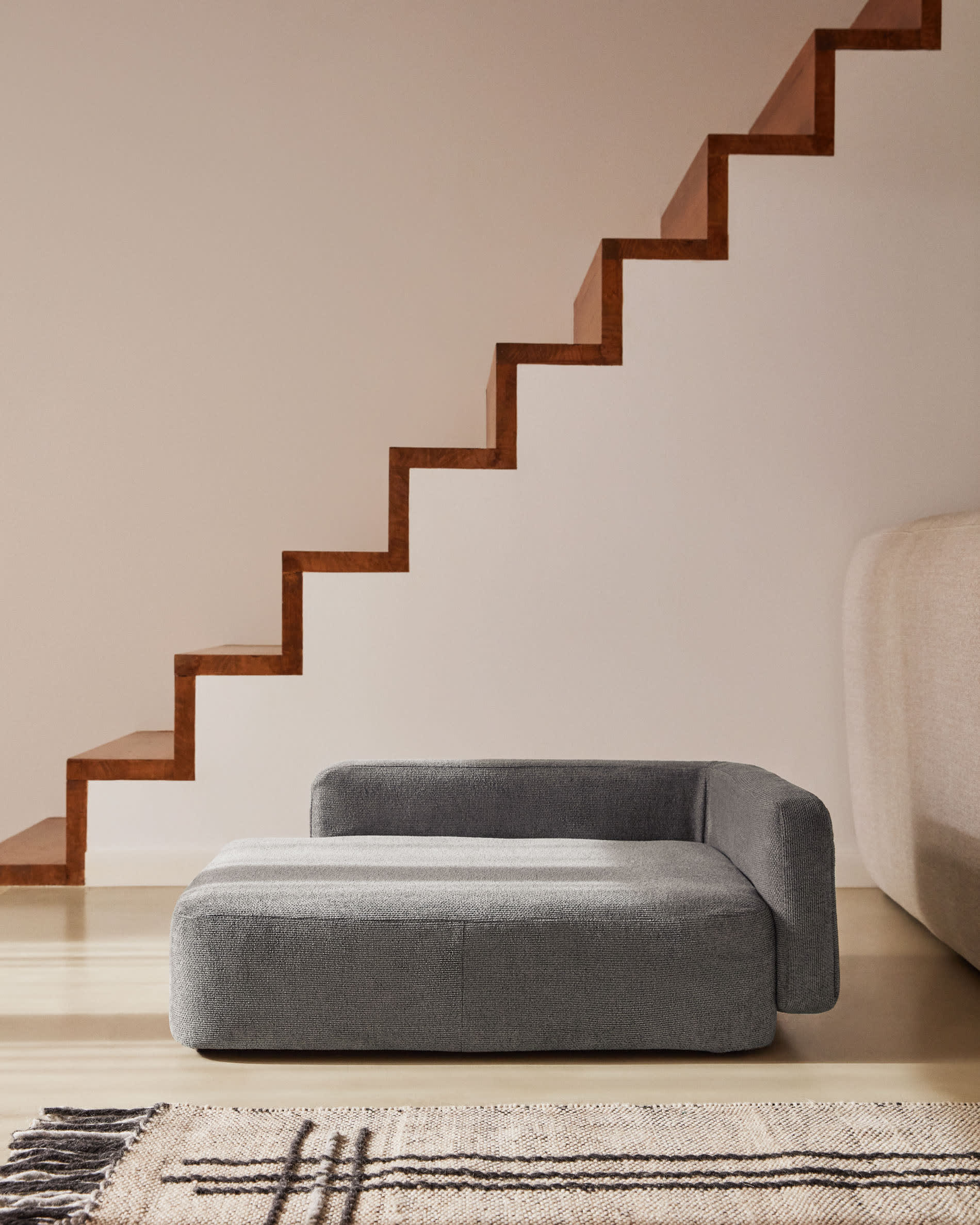 Das Bowie Haustierbett in Dunkelgrau (63 x 80 cm) vereint Stil und Komfort. Ideal für kleine bis mittelgroße Tiere, robust und pflegeleicht.