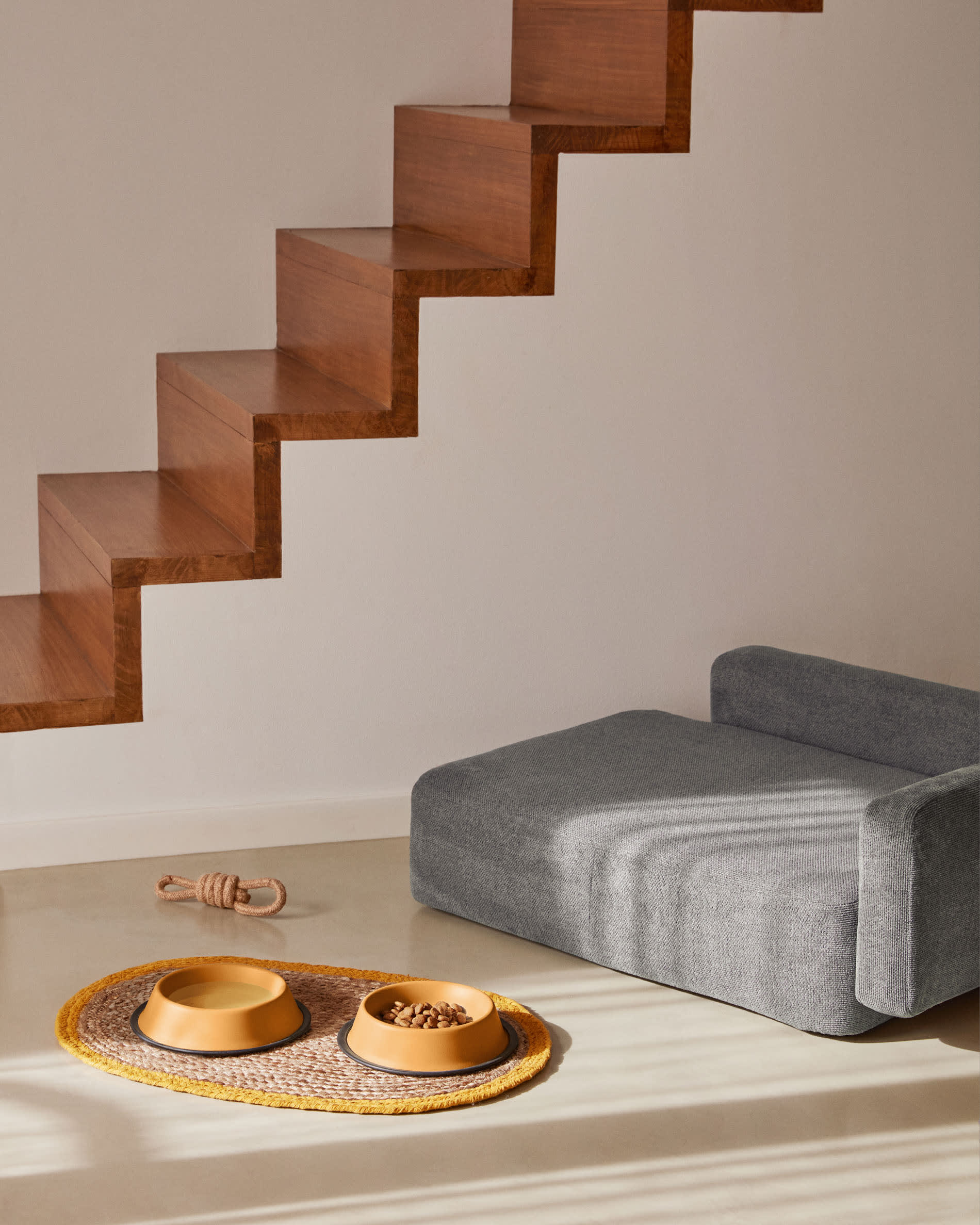 Das elegante Bowie Haustierbett in Dunkelgrau (63 x 80 cm) bietet kleinen bis mittelgroßen Haustieren einen stilvollen Rückzugsort. Hochwertig und pflegeleicht.