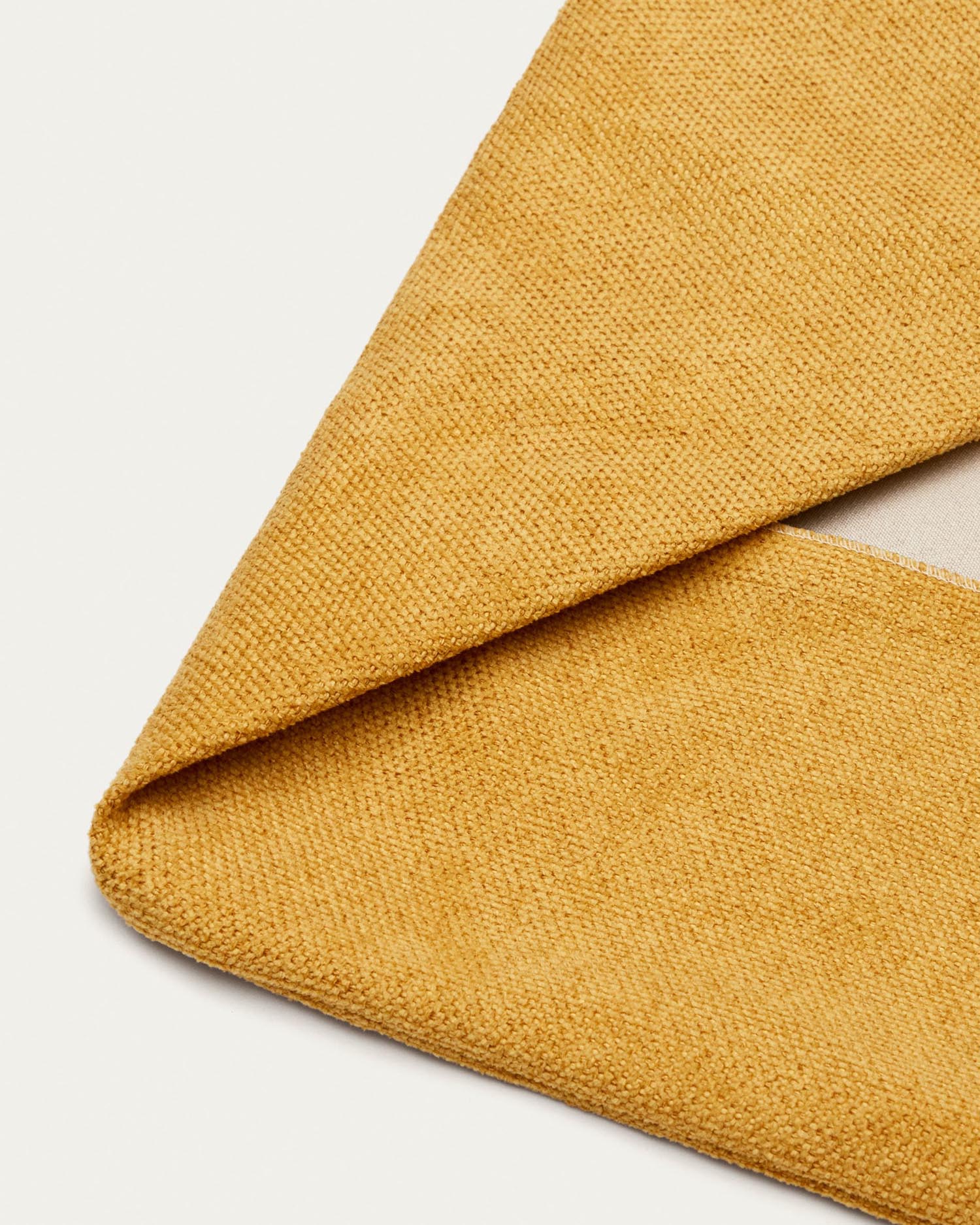 Gestalten Sie den Ruheplatz Ihres Haustiers mit dem Bowie Bezug in senfgelb (73 x 98 cm) von Kave Home – langlebig, modern und pflegeleicht!