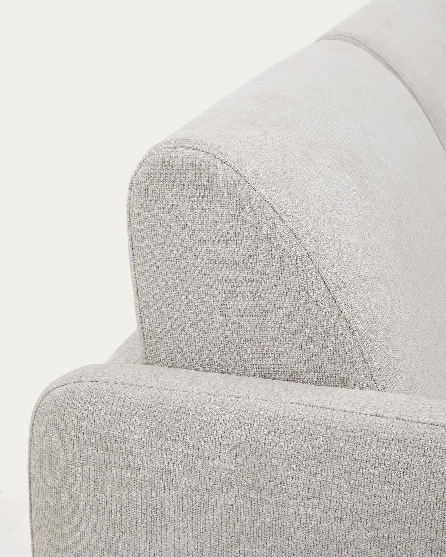 Das 3-Sitzer-Bettsofa Nuala in perlweißer Chenille von Kave Home kombiniert stilvolles Design mit hohem Komfort und verwandelt sich mühelos in ein bequemes Bett.