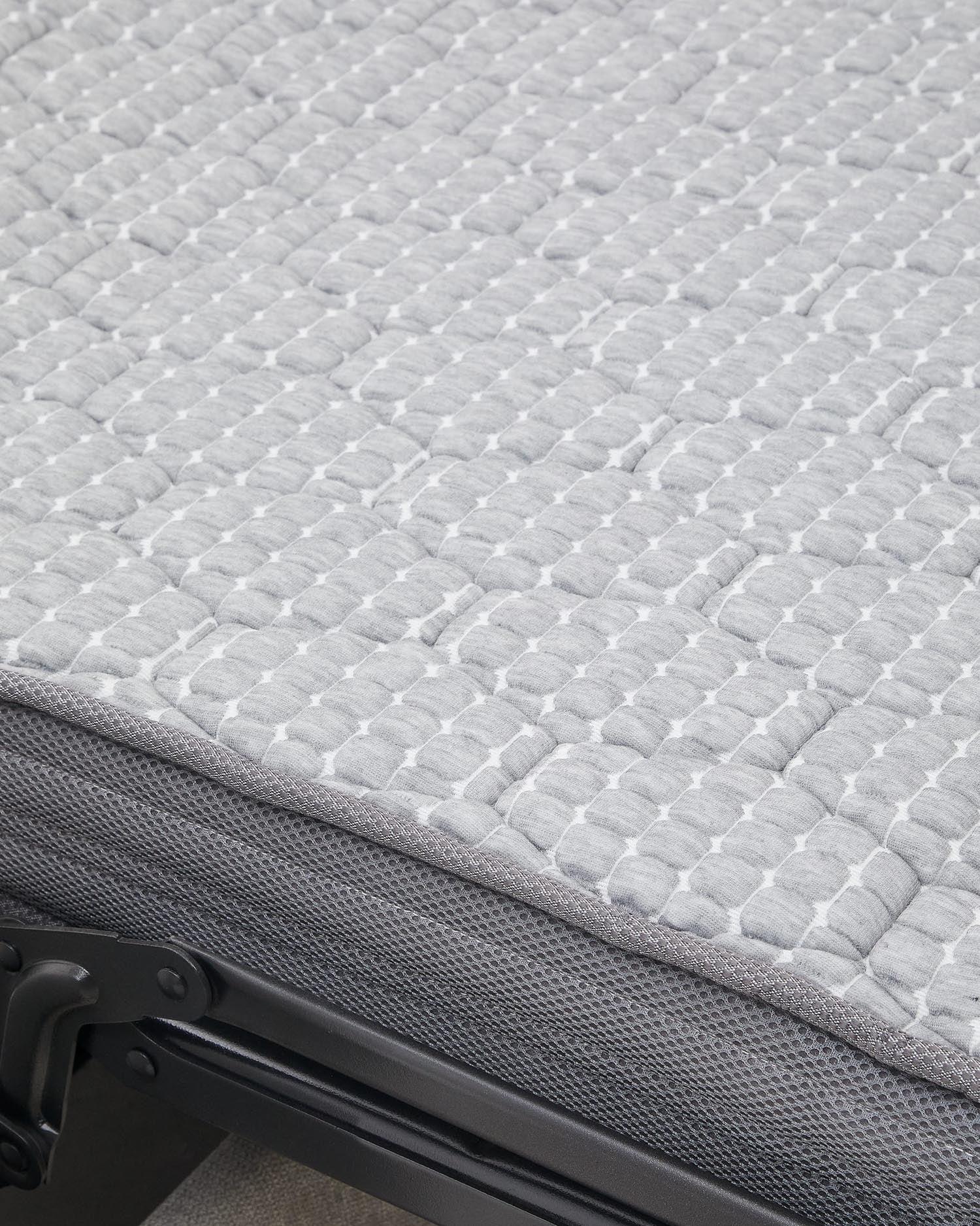 Das Nuala Schlafsofa in perlweißer Chenille vereint stilvolles Design mit Funktionalität und bietet Platz für drei Personen sowie eine bequeme Schlafgelegenheit.