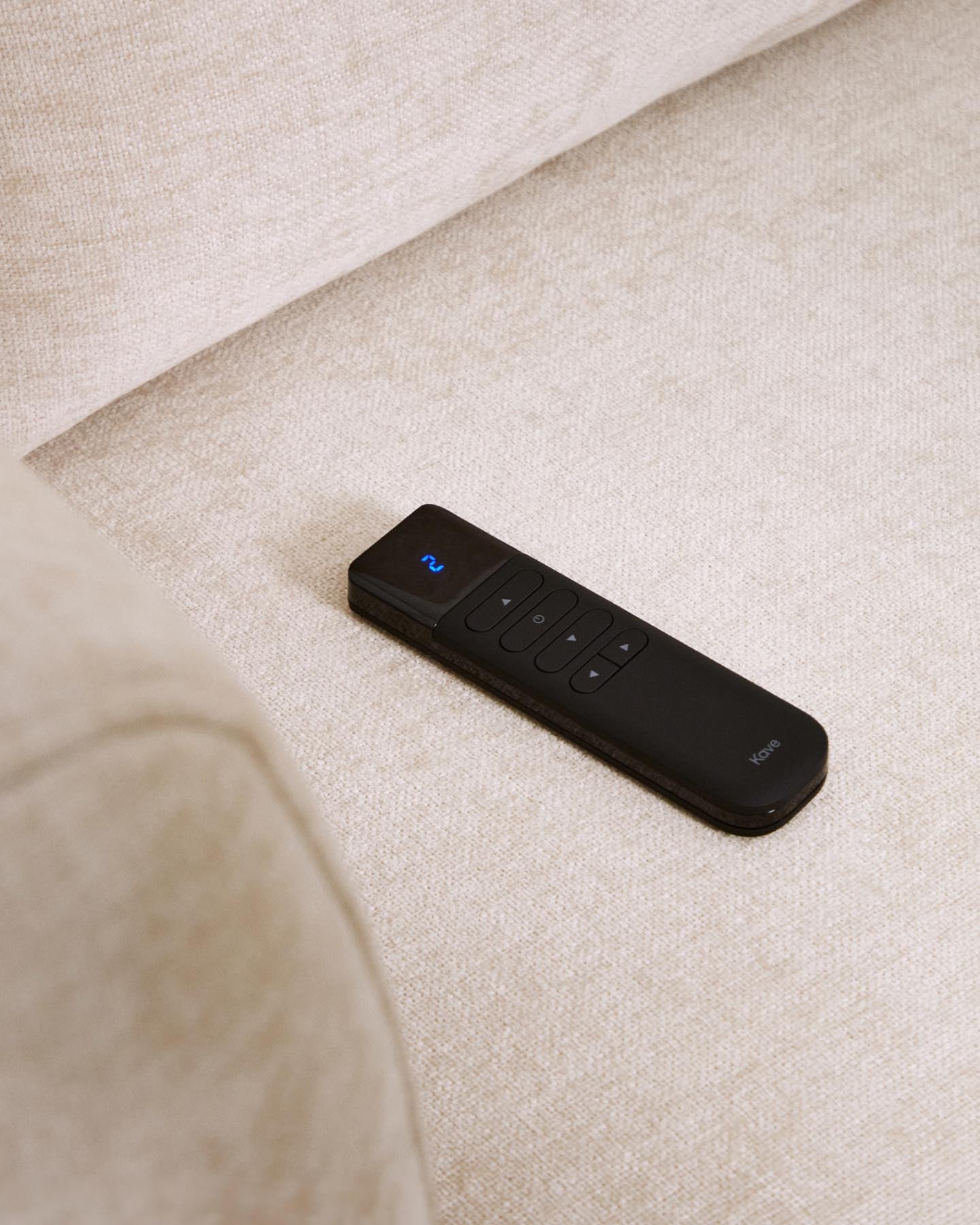 2-Sitzer-Sofa Lares mit elektrisch ausfahrbaren Sitzen und verstellbarer Kopfstütze in beiger Chenille, 180 cm in Beige präsentiert im Onlineshop von KAQTU Design AG. 2er Sofa ist von Kave Home