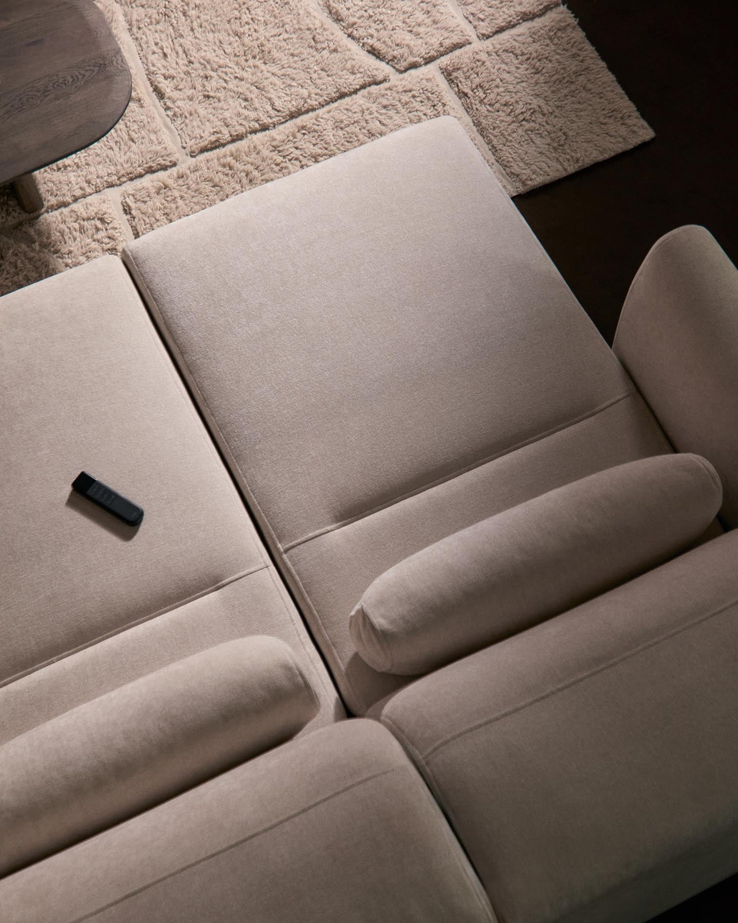 2-Sitzer-Sofa Lares mit elektrisch ausfahrbaren Sitzen und verstellbarer Kopfstütze in beiger Chenille, 180 cm in Beige präsentiert im Onlineshop von KAQTU Design AG. 2er Sofa ist von Kave Home