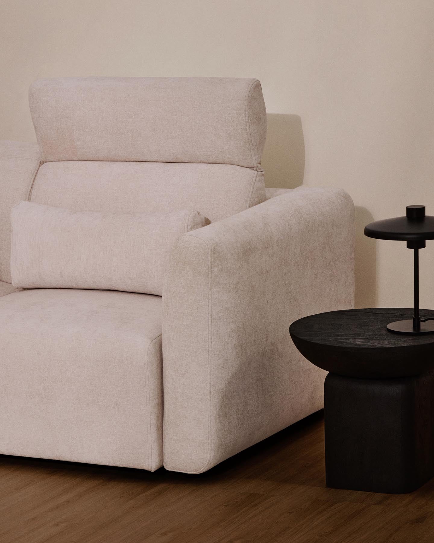 2-Sitzer-Sofa Lares mit elektrisch ausfahrbaren Sitzen und verstellbarer Kopfstütze in beiger Chenille, 180 cm in Beige präsentiert im Onlineshop von KAQTU Design AG. 2er Sofa ist von Kave Home