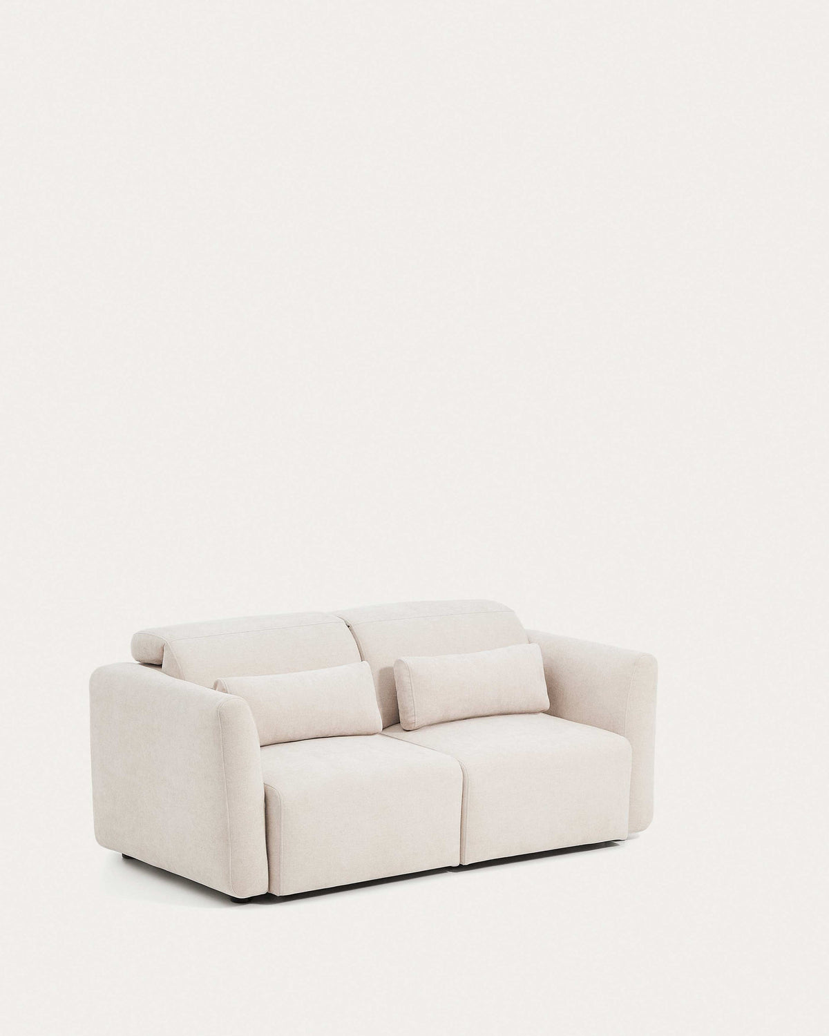 2-Sitzer-Sofa Lares mit elektrisch ausfahrbaren Sitzen und verstellbarer Kopfstütze in beiger Chenille, 180 cm in Beige präsentiert im Onlineshop von KAQTU Design AG. 2er Sofa ist von Kave Home