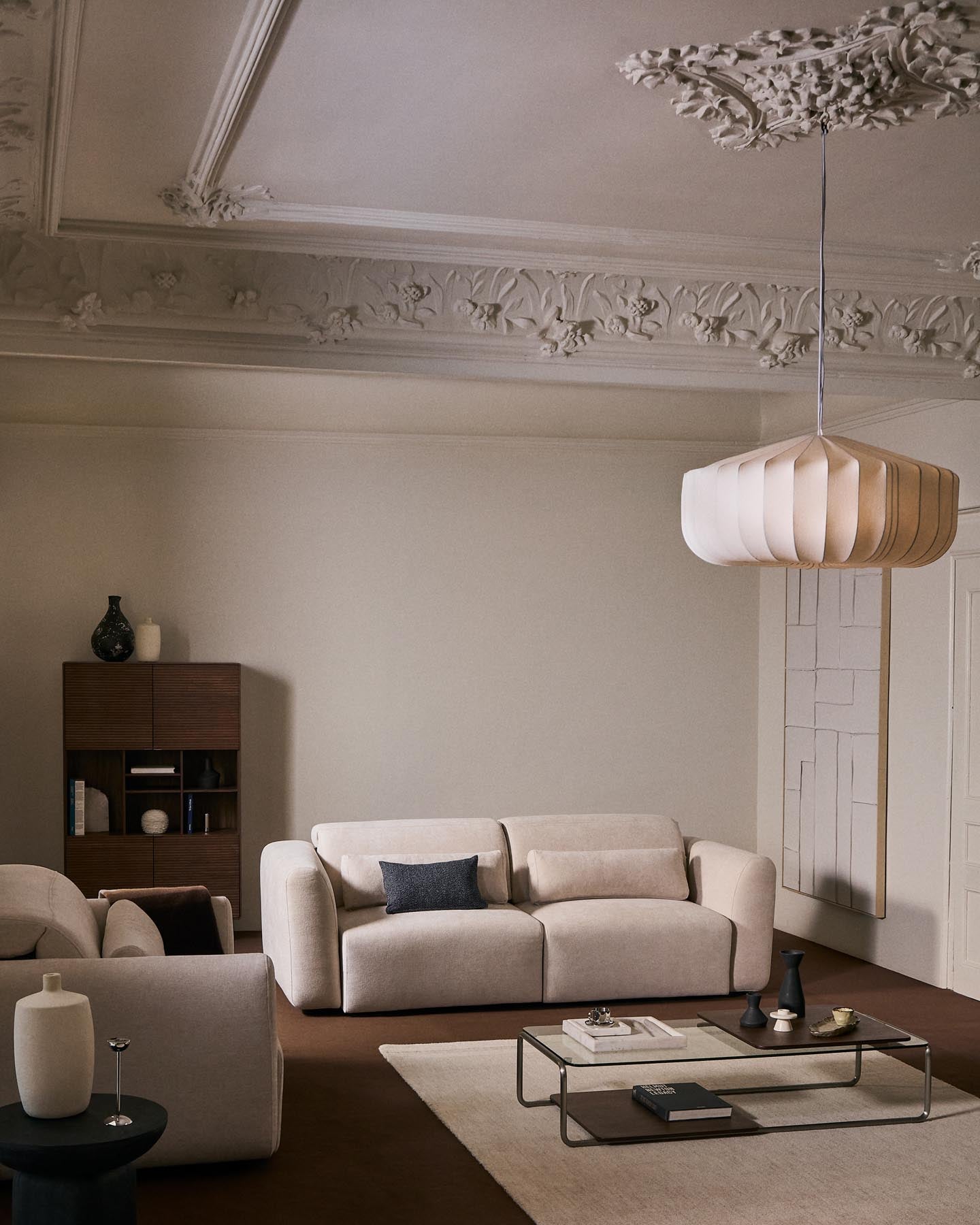 3-Sitzer-Sofa Lares mit elektrisch ausfahrbaren Sitzen und verstellbarer Kopfstütze in beiger Chenille, 240 cm in Beige präsentiert im Onlineshop von KAQTU Design AG. 3er Sofa ist von Kave Home