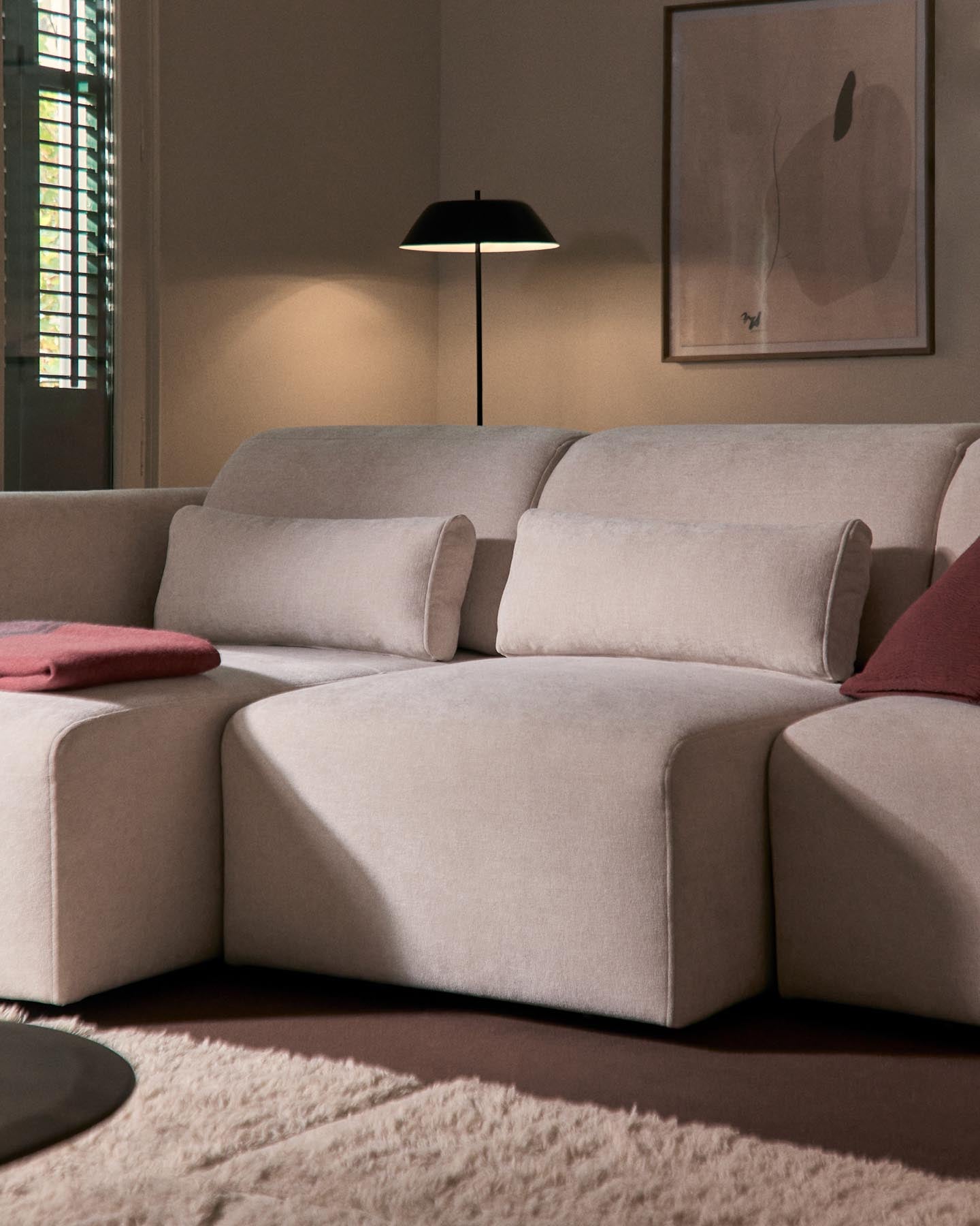 3-Sitzer-Sofa Lares mit elektrisch ausfahrbaren Sitzen und verstellbarer Kopfstütze in beiger Chenille, 255 cm in Beige präsentiert im Onlineshop von KAQTU Design AG. 3er Sofa ist von Kave Home
