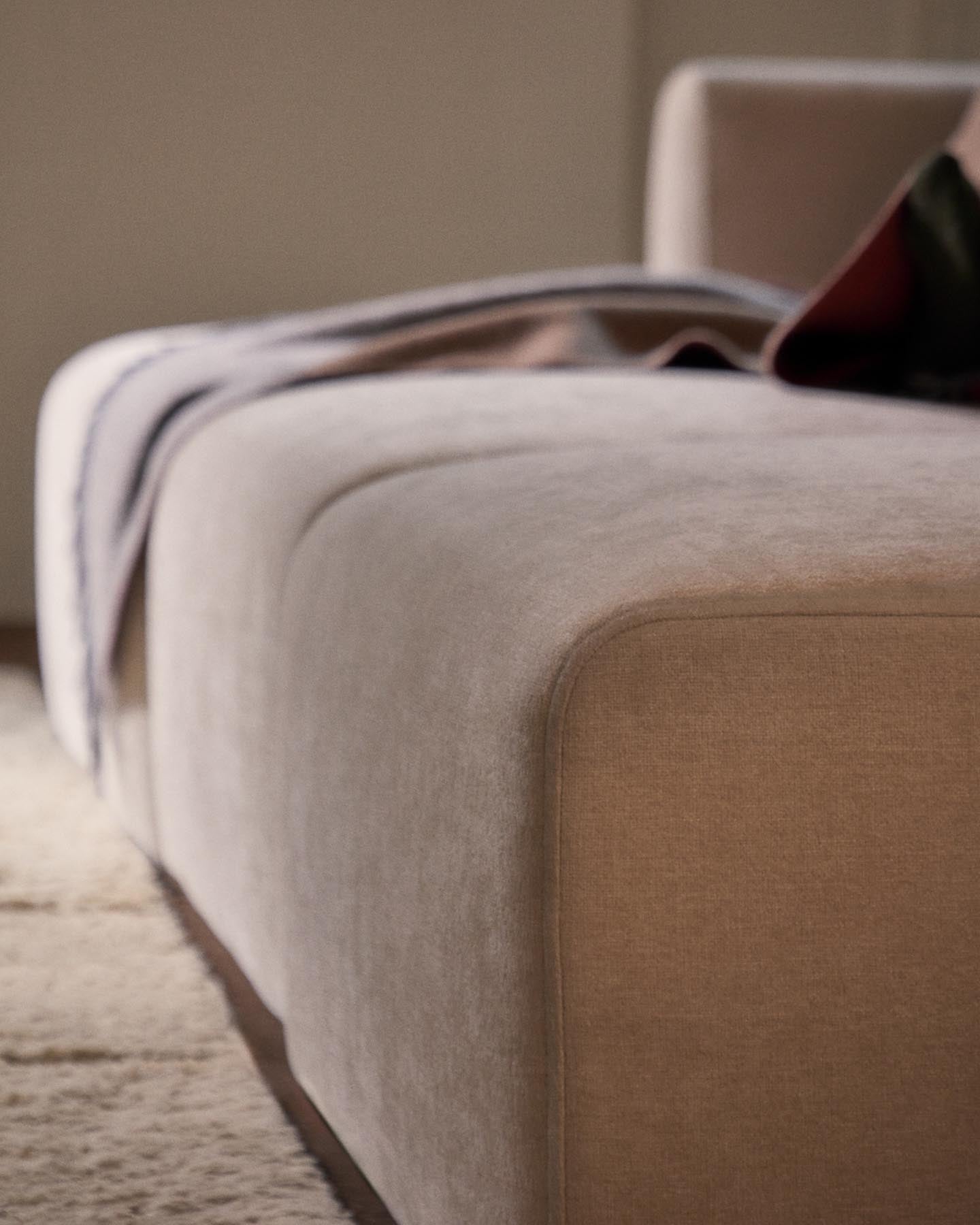 3-Sitzer-Sofa Lares mit elektrisch ausfahrbaren Sitzen und verstellbarer Kopfstütze in beiger Chenille, 255 cm in Beige präsentiert im Onlineshop von KAQTU Design AG. 3er Sofa ist von Kave Home