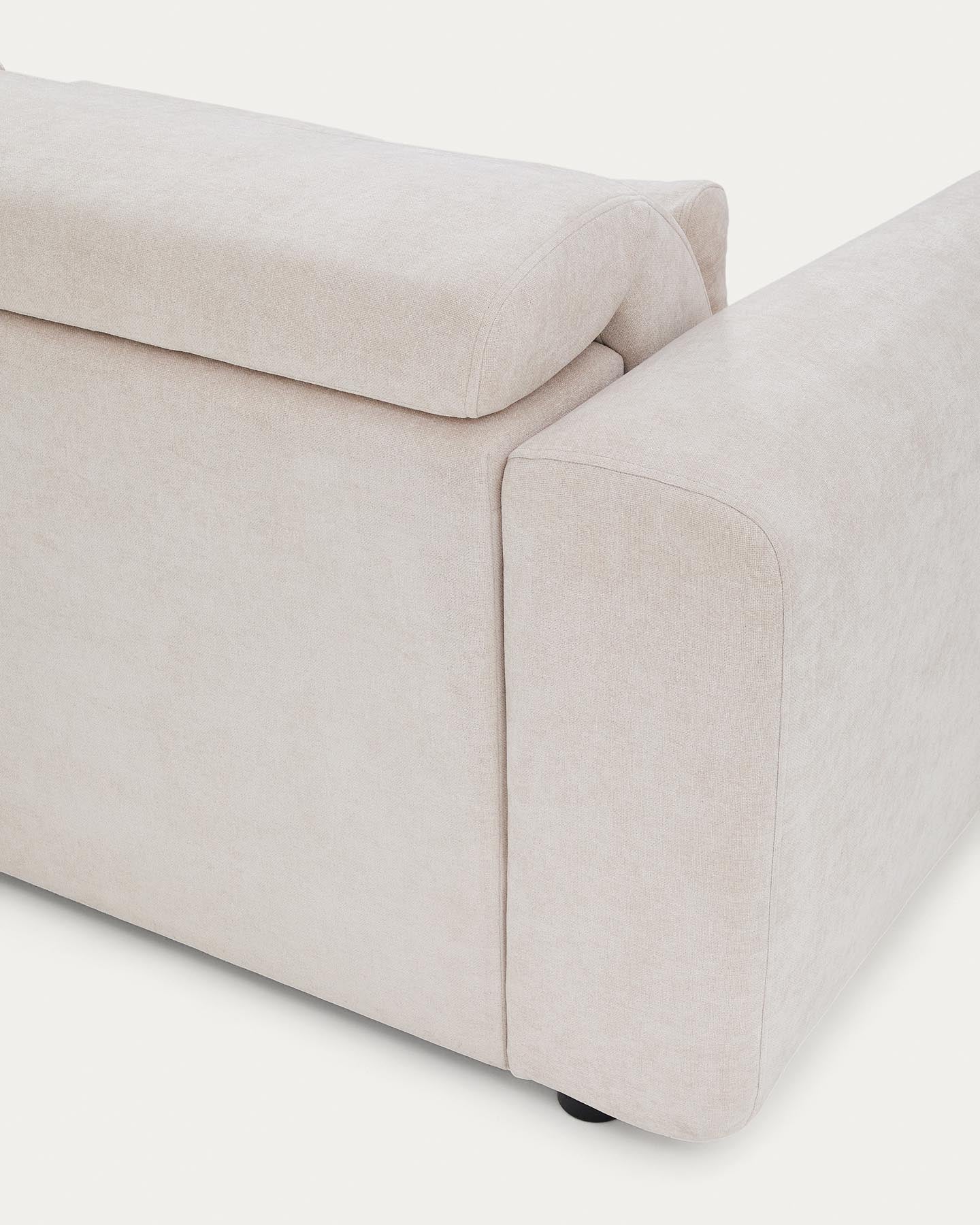 4-Sitzer-Sofa Lares mit elektrisch ausfahrbaren Sitzen und verstellbarer Kopfstütze in beiger Chenille, 290 cm in Beige präsentiert im Onlineshop von KAQTU Design AG. 4er Sofa ist von Kave Home