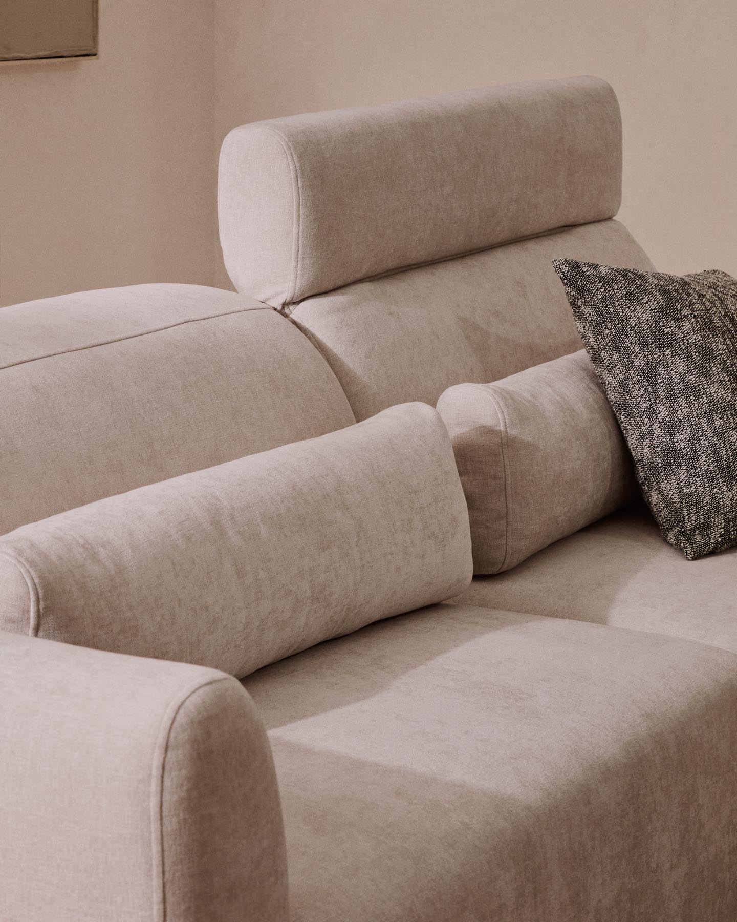4-Sitzer-Sofa Lares mit elektrisch ausfahrbaren Sitzen und verstellbarer Kopfstütze in beiger Chenille, 290 cm in Beige präsentiert im Onlineshop von KAQTU Design AG. 4er Sofa ist von Kave Home