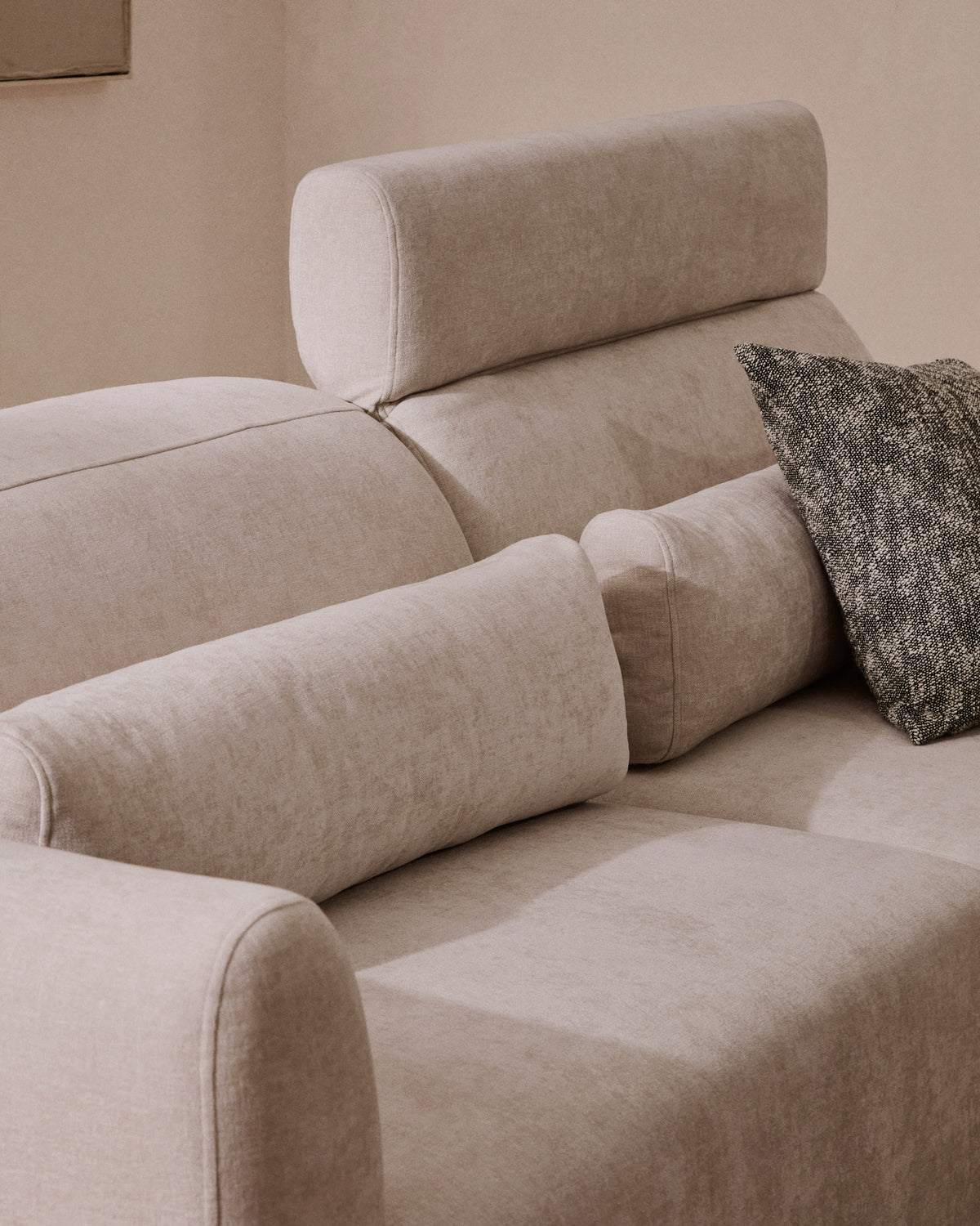 4-Sitzer-Sofa Lares mit elektrisch ausfahrbaren Sitzen und verstellbarer Kopfstütze in beiger Chenille, 290 cm in Beige präsentiert im Onlineshop von KAQTU Design AG. 4er Sofa ist von Kave Home