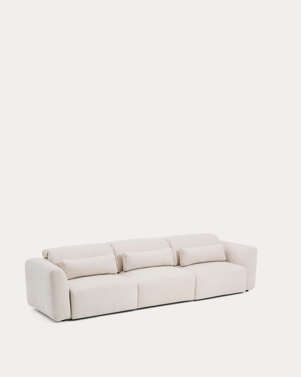 5-Sitzer-Sofa Lares mit elektrisch ausfahrbaren Sitzen und verstellbarer Kopfstütze in beiger Chenille, 335 cm in Beige präsentiert im Onlineshop von KAQTU Design AG. 5er Sofa ist von Kave Home