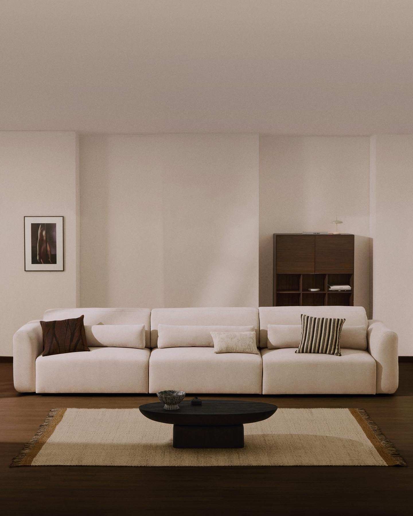 6-Sitzer-Sofa Lares mit elektrisch ausfahrbaren Sitzen und verstellbarer Kopfstütze in beiger Chenille, 410 cm in Beige präsentiert im Onlineshop von KAQTU Design AG. 5er Sofa ist von Kave Home