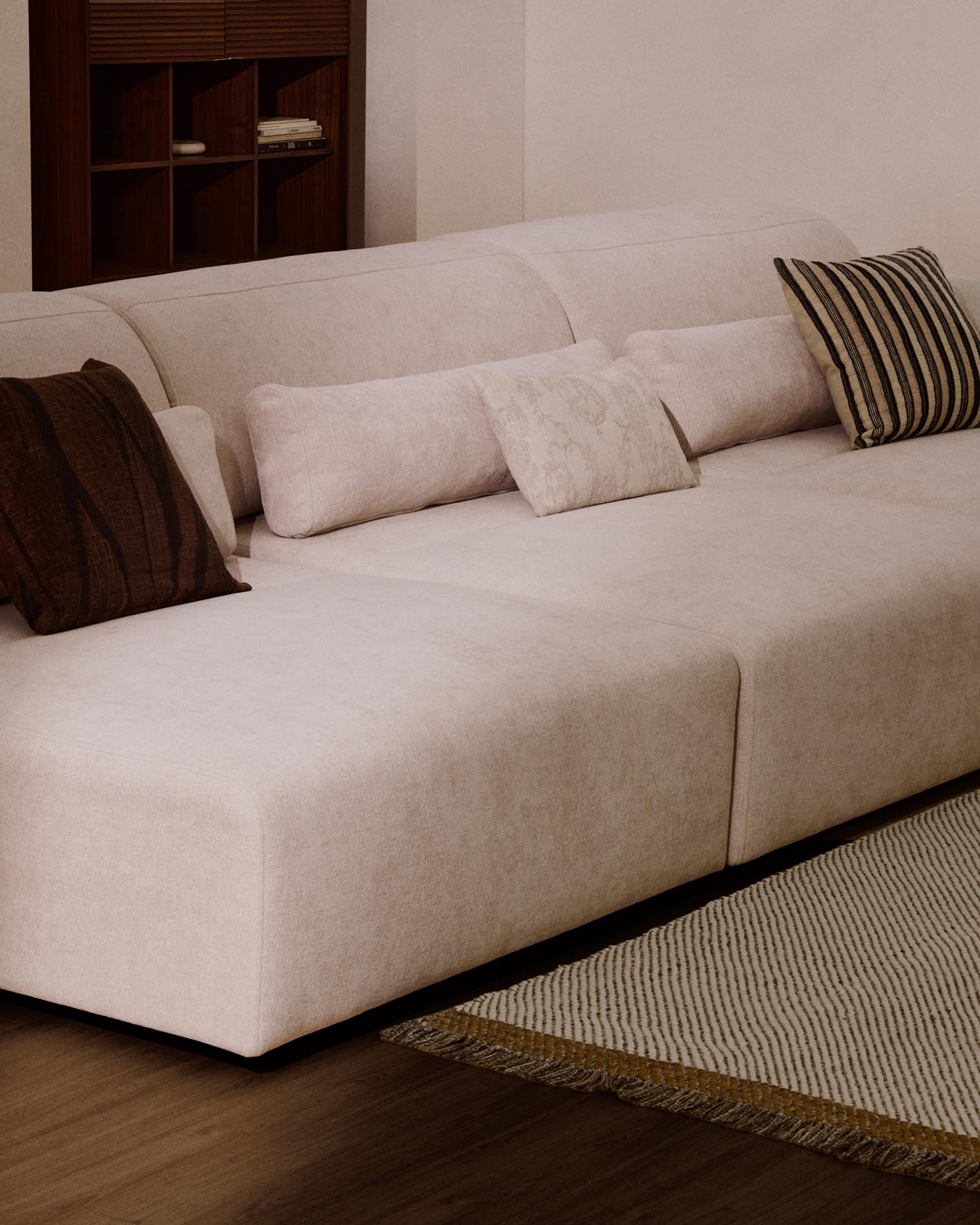 6-Sitzer-Sofa Lares mit elektrisch ausfahrbaren Sitzen und verstellbarer Kopfstütze in beiger Chenille, 410 cm in Beige präsentiert im Onlineshop von KAQTU Design AG. 5er Sofa ist von Kave Home