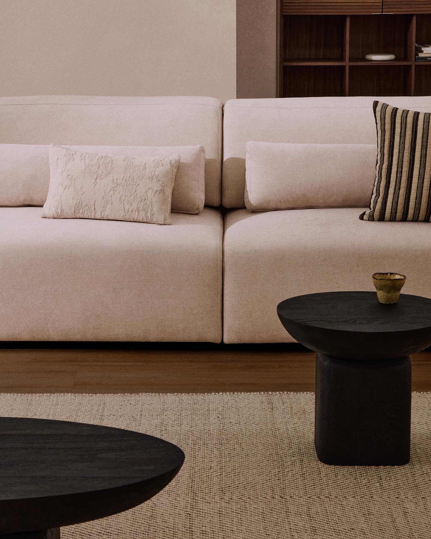 6-Sitzer-Sofa Lares mit elektrisch ausfahrbaren Sitzen und verstellbarer Kopfstütze in beiger Chenille, 410 cm in Beige präsentiert im Onlineshop von KAQTU Design AG. 5er Sofa ist von Kave Home