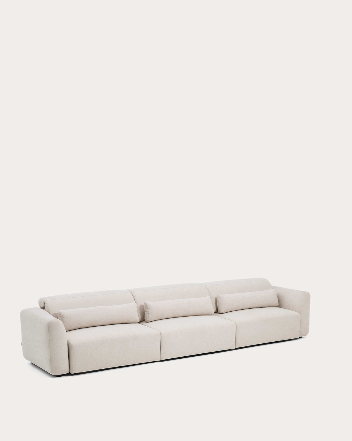 6-Sitzer-Sofa Lares mit elektrisch ausfahrbaren Sitzen und verstellbarer Kopfstütze in beiger Chenille, 410 cm in Beige präsentiert im Onlineshop von KAQTU Design AG. 5er Sofa ist von Kave Home