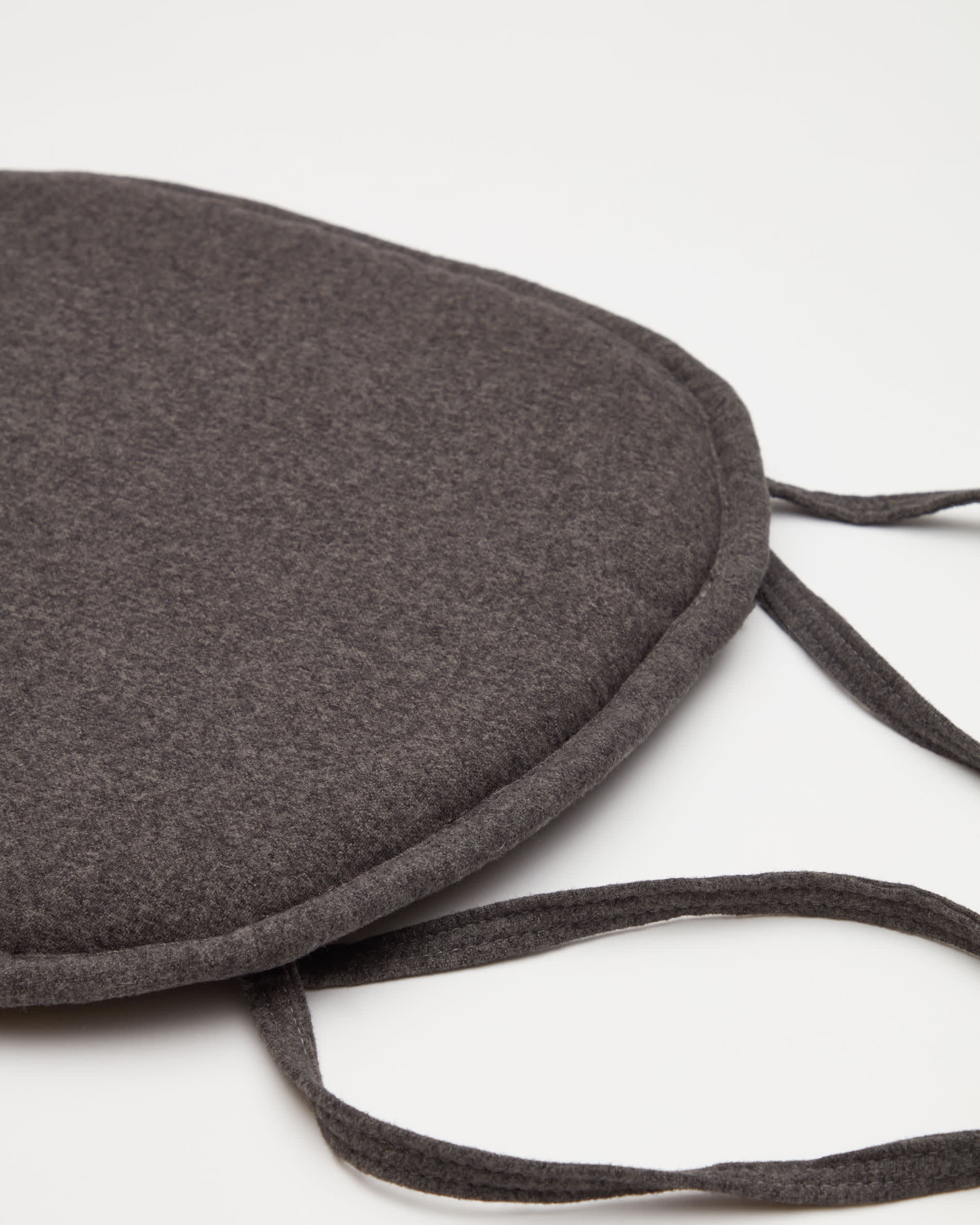 Verleihen Sie Ihrem Essbereich mit dem Kissen für Stuhl Romane in Dunkelgrau (43 x 43 cm) von Kave Home einen Hauch von Eleganz und Komfort.