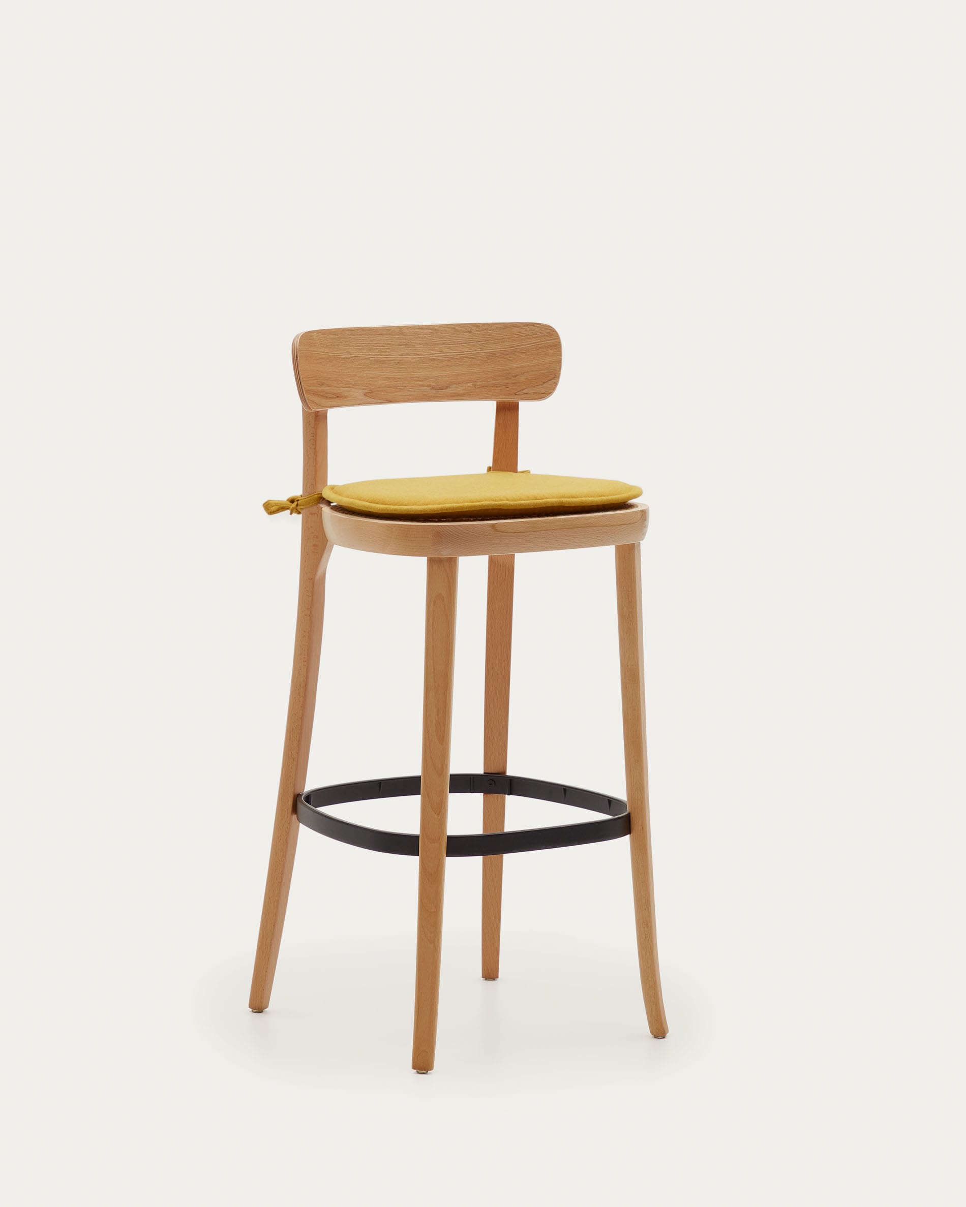 Bringen Sie mit dem Kissen Romane in Senfgelb (43 x 43 cm) von Kave Home frischen Wind in Ihr Zuhause. Stilvoll, langlebig und pflegeleicht!