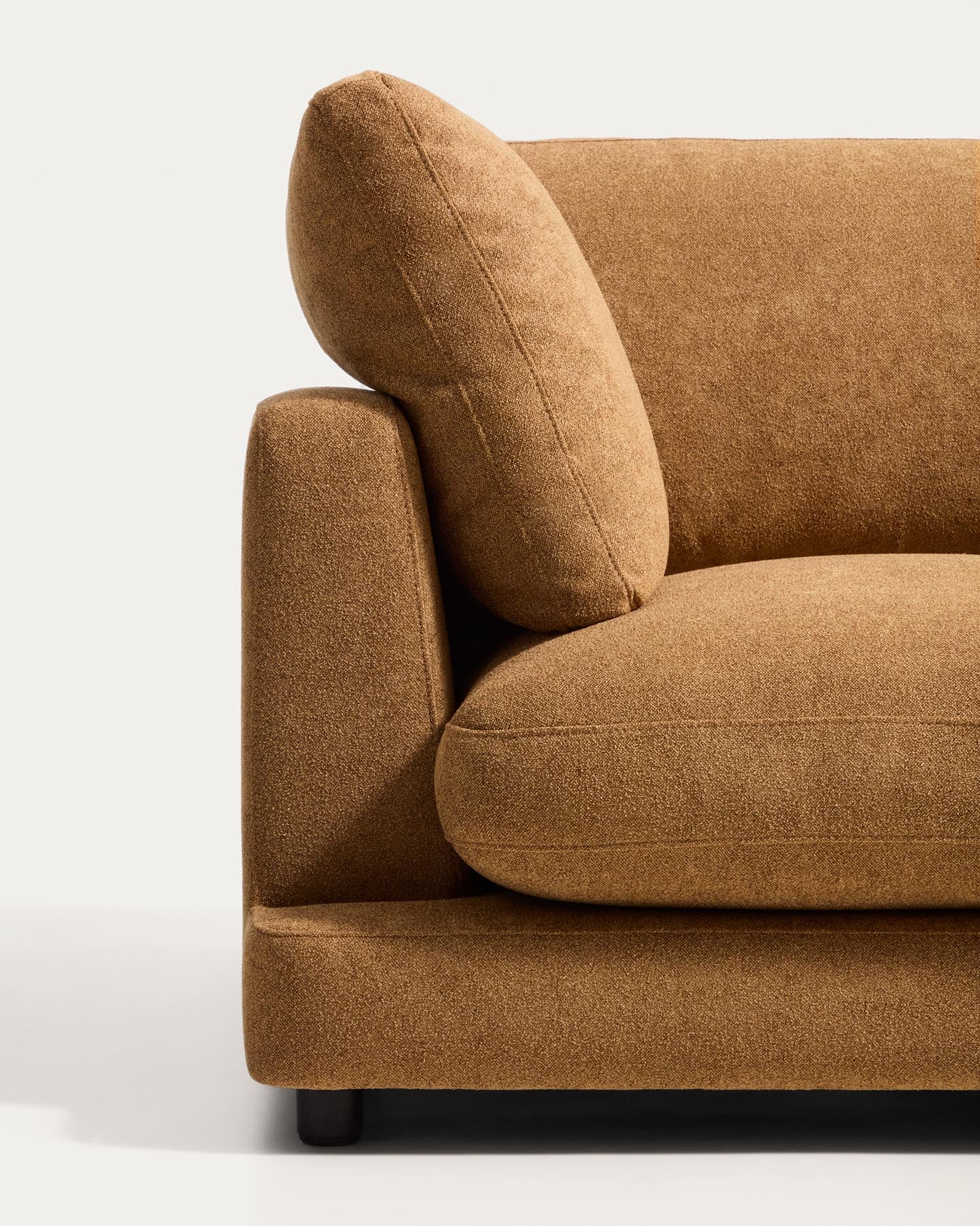 6-Sitzer-Sofa Gala aus senfgelbem Microbouclé, FSC Mix Credit, 390 cm in Beige präsentiert im Onlineshop von KAQTU Design AG. 5er Sofa ist von Kave Home