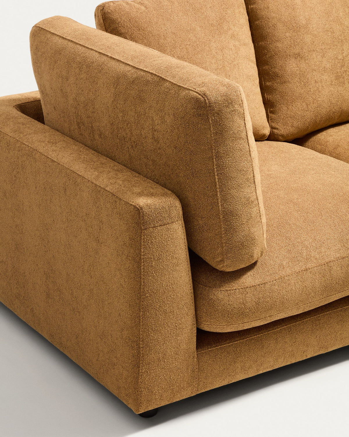 Chaiselongue-Modul rechts Gala von Kave Home in Senfgelb, Microbouclé-Bezug mit 3D-Struktur, schwarze Kunststoffbeine, gepolsterte Sitzfläche.