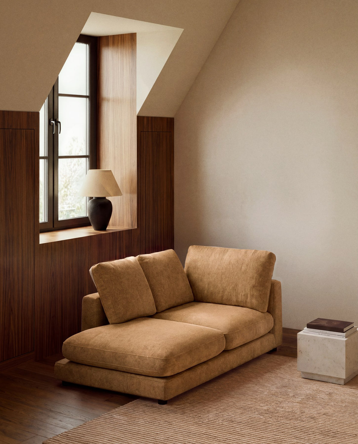 Chaiselongue-Modul rechts Gala von Kave Home in Senfgelb, Microbouclé-Bezug mit 3D-Struktur, schwarze Kunststoffbeine, gepolsterte Sitzfläche.