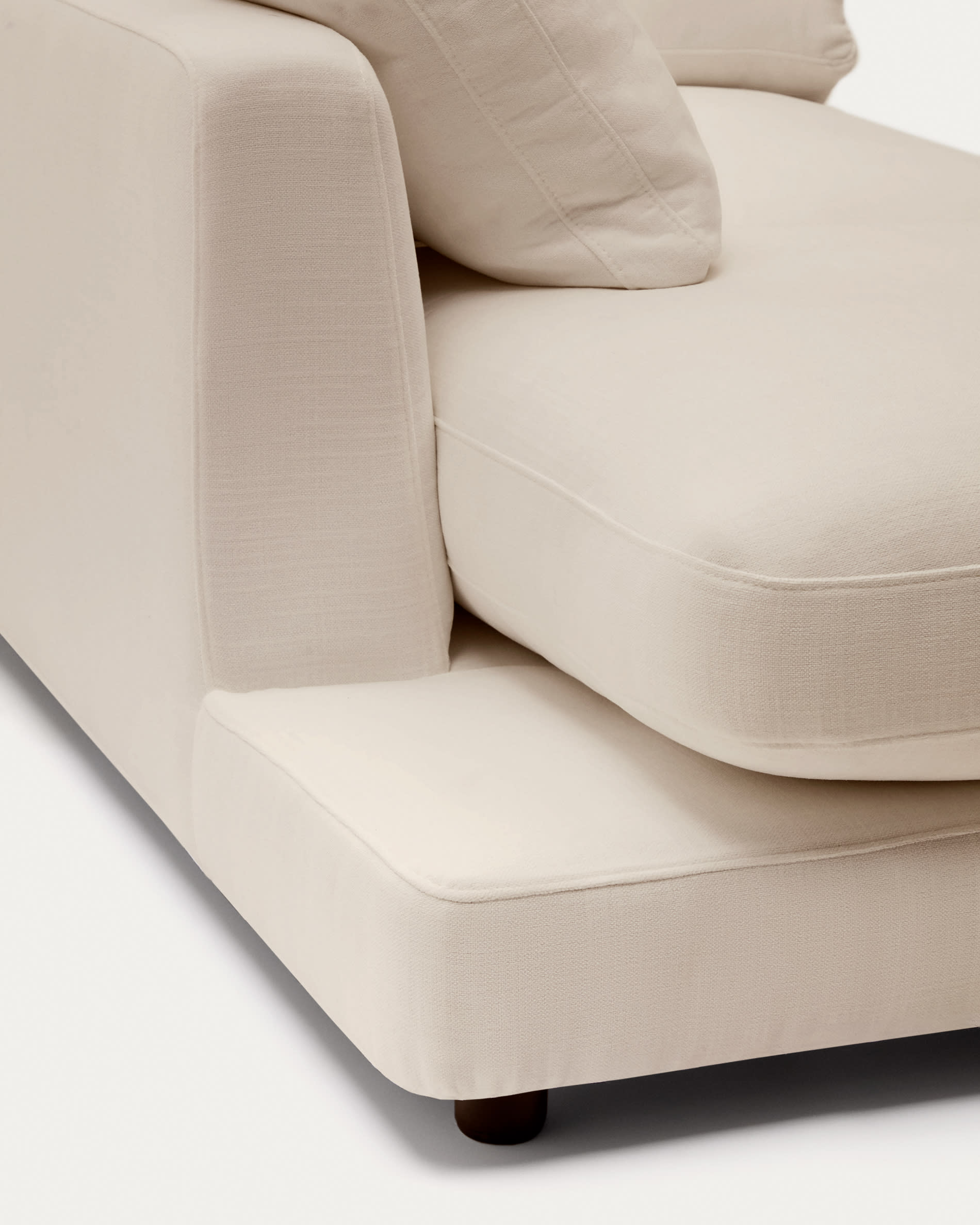 Entdecken Sie die stilvolle Chaiselongue Gala in Beige von Kave Home. Mit 193 x 105 cm bietet sie Komfort und Flexibilität für Ihr Wohnzimmer.