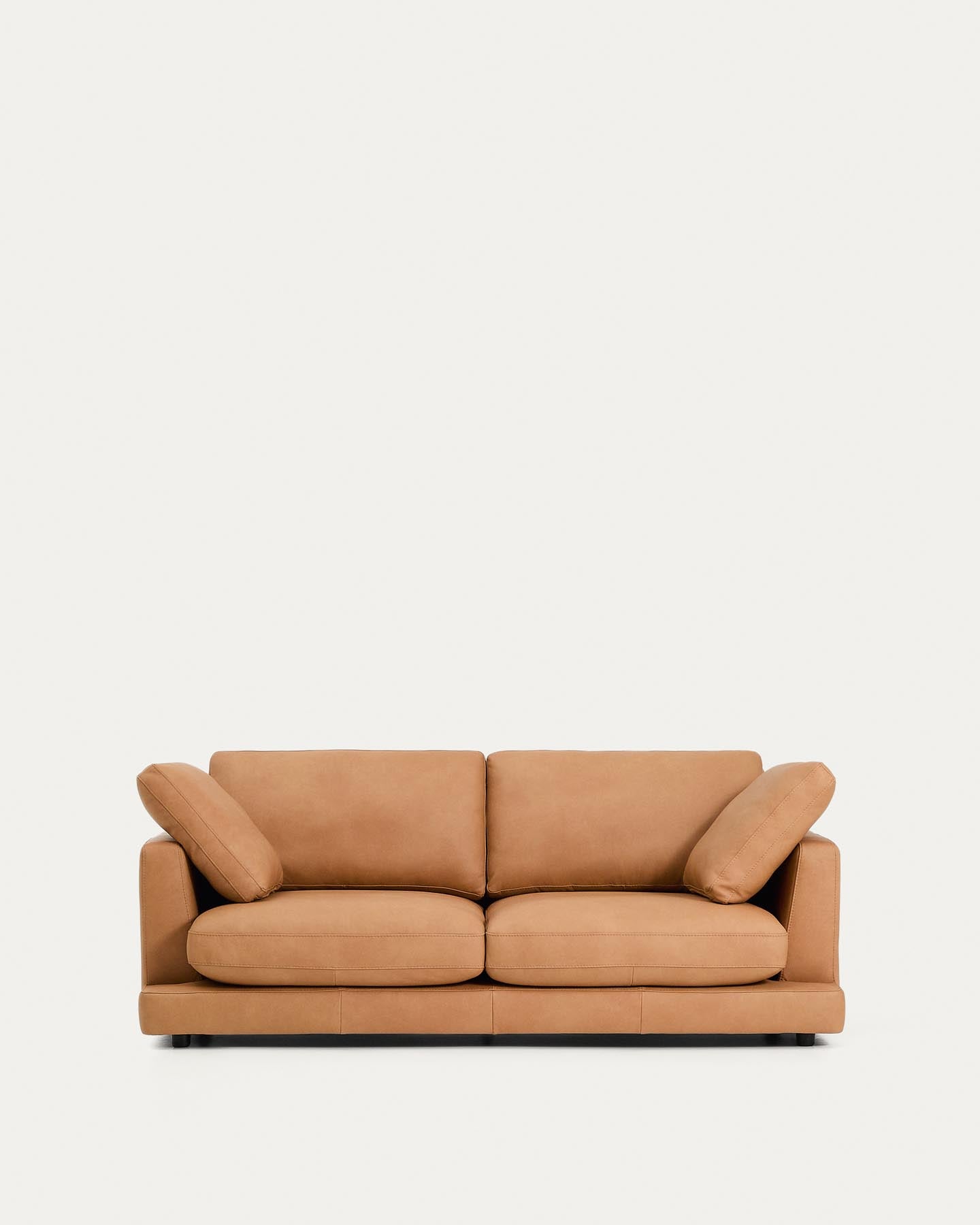 3-Sitzer-Sofa Gala in braunem Leder, 210 cm in Braun präsentiert im Onlineshop von KAQTU Design AG. 3er Sofa ist von Kave Home
