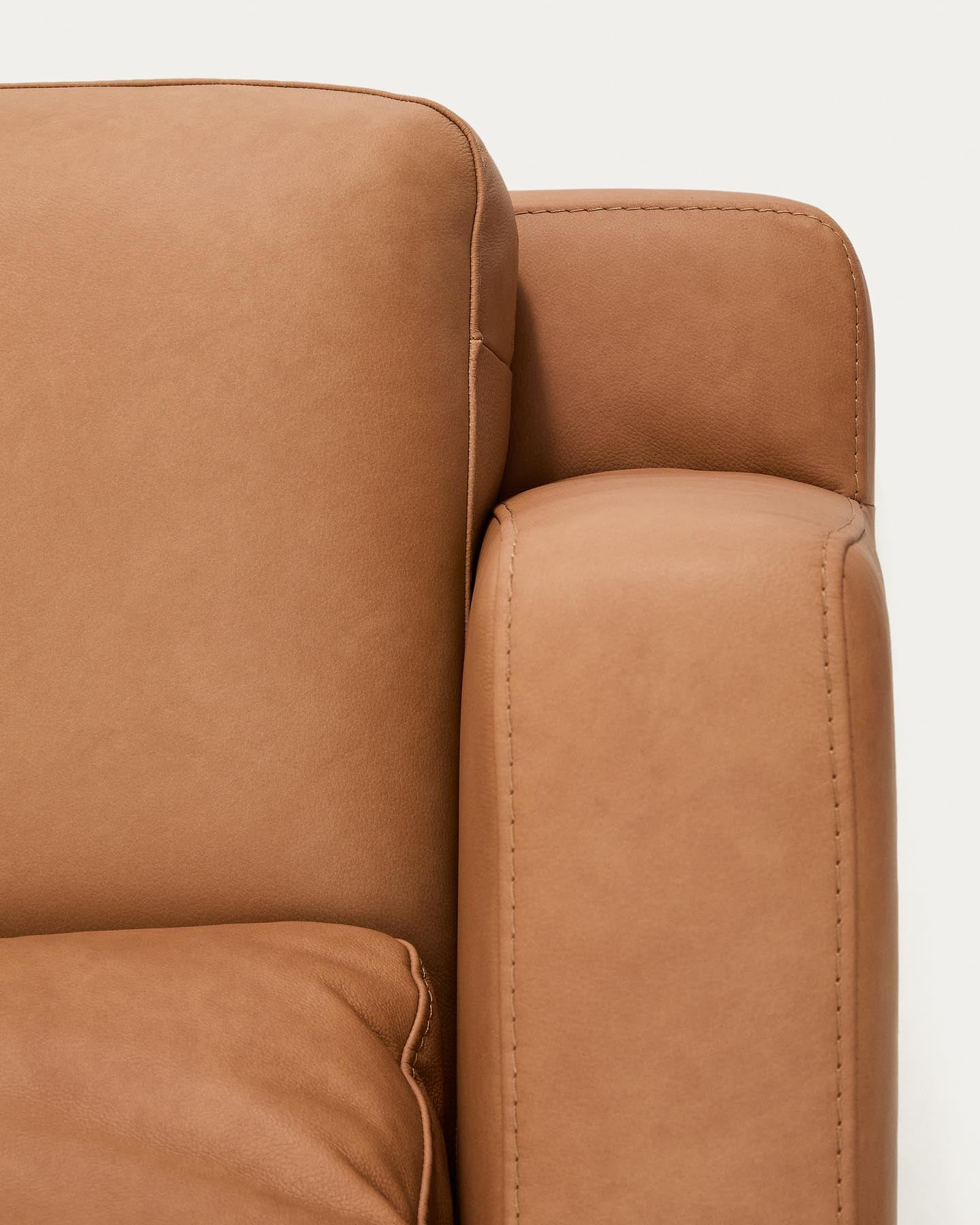 Elegantes 3-Sitzer-Sofa Gala aus hochwertigem braunem Leder, 210 cm, ideal für stilvolle und einladende Wohnräume.